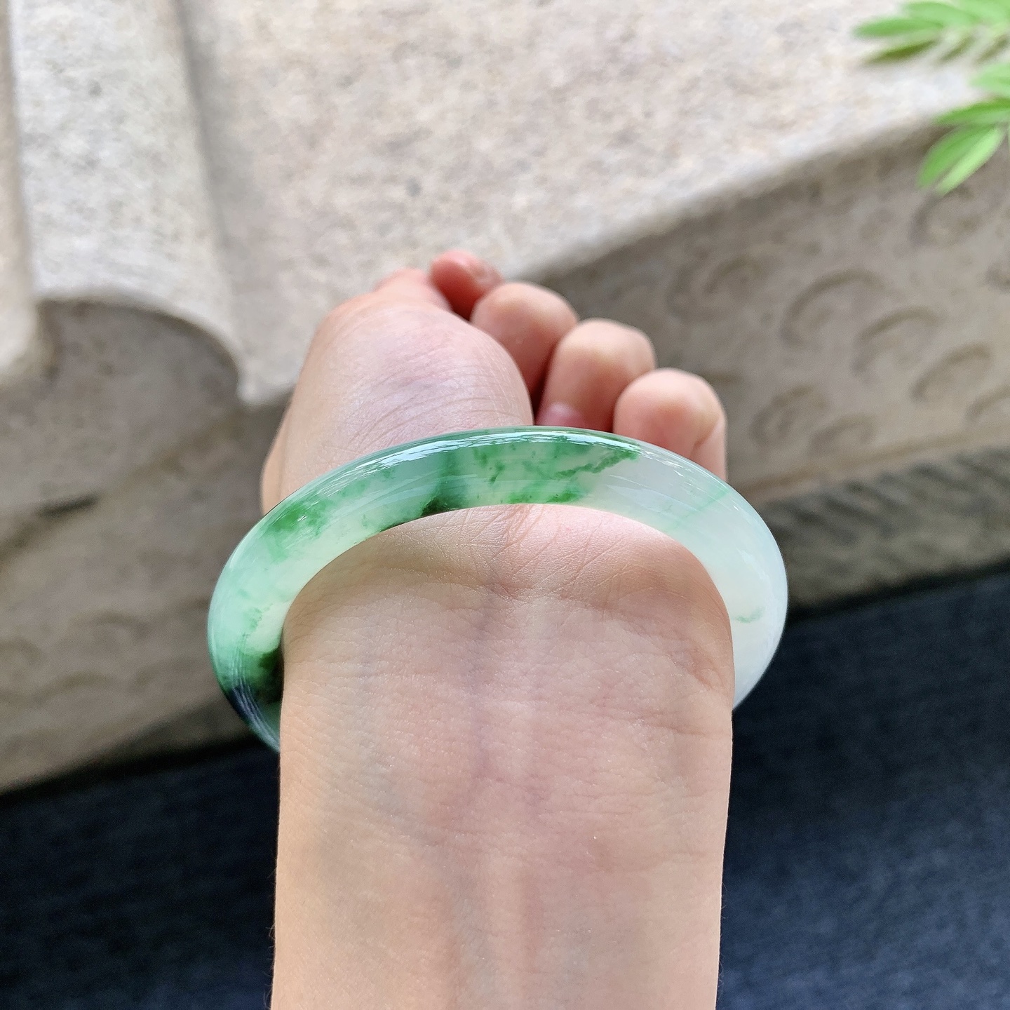 圆条53 54 圈口54.8/8/8.3 编码W6092317 冰飘绿花，水润，种老，细腻，打灯有纹线