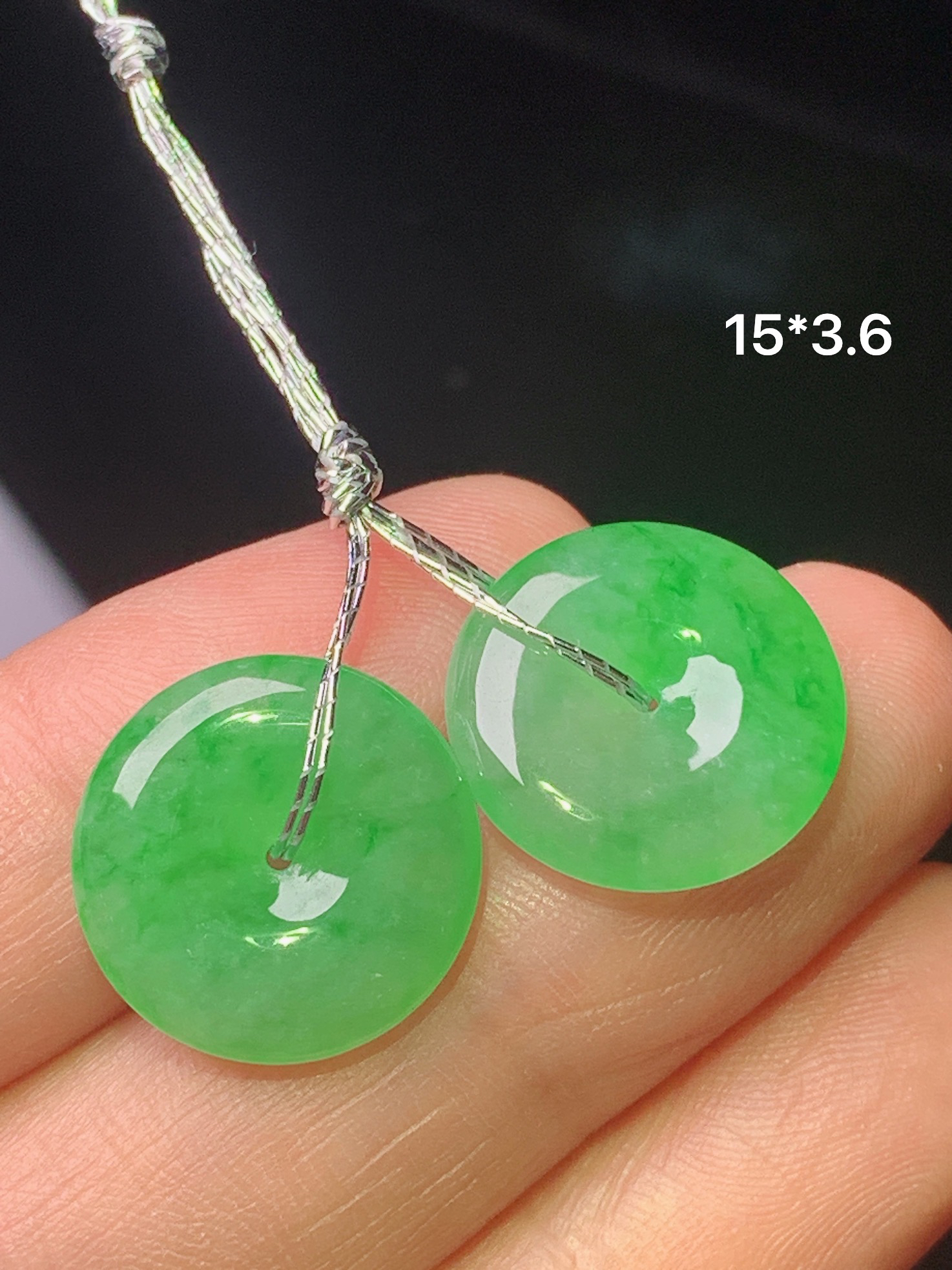 阳绿平安扣一对 玉质细腻 色泽艳丽清新 水润亮眼 整体尺寸15*3.6 j1