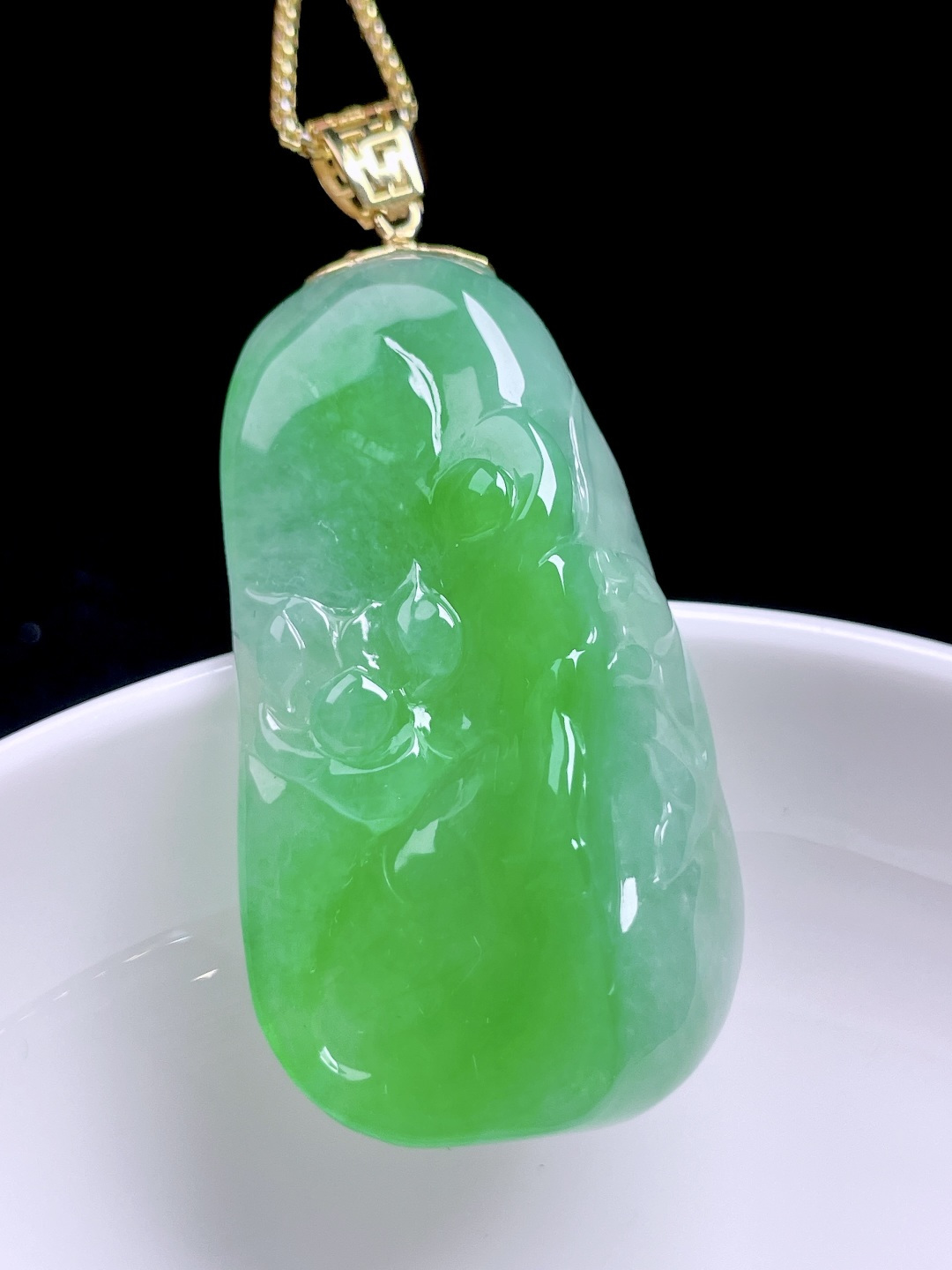 ️ 荷叶鱼 色泽鲜艳，种老水润，18k金镶嵌 整体：49.3 裸石：40.8/22.7/9.2
