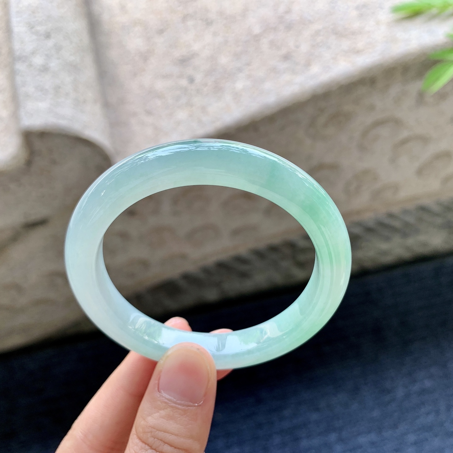 正圈51 52 圈口52.2/9.8/7.8 编码GF092321 糯冰飘绿，水润，种老，细腻，打灯有纹线