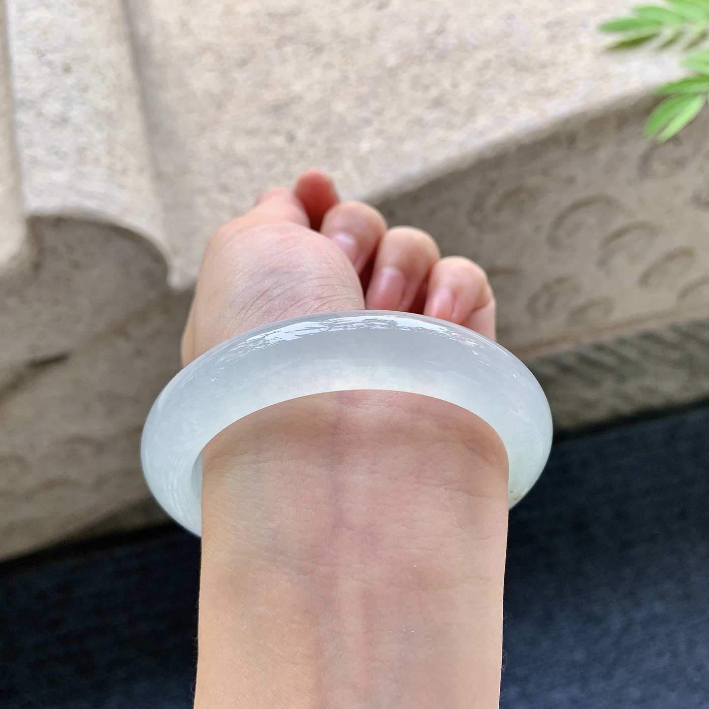 正圈55 56 圈口56.3/12.2/9.1 编码WW092360 冰糯飘黄翡，水润，种老，细腻，无裂