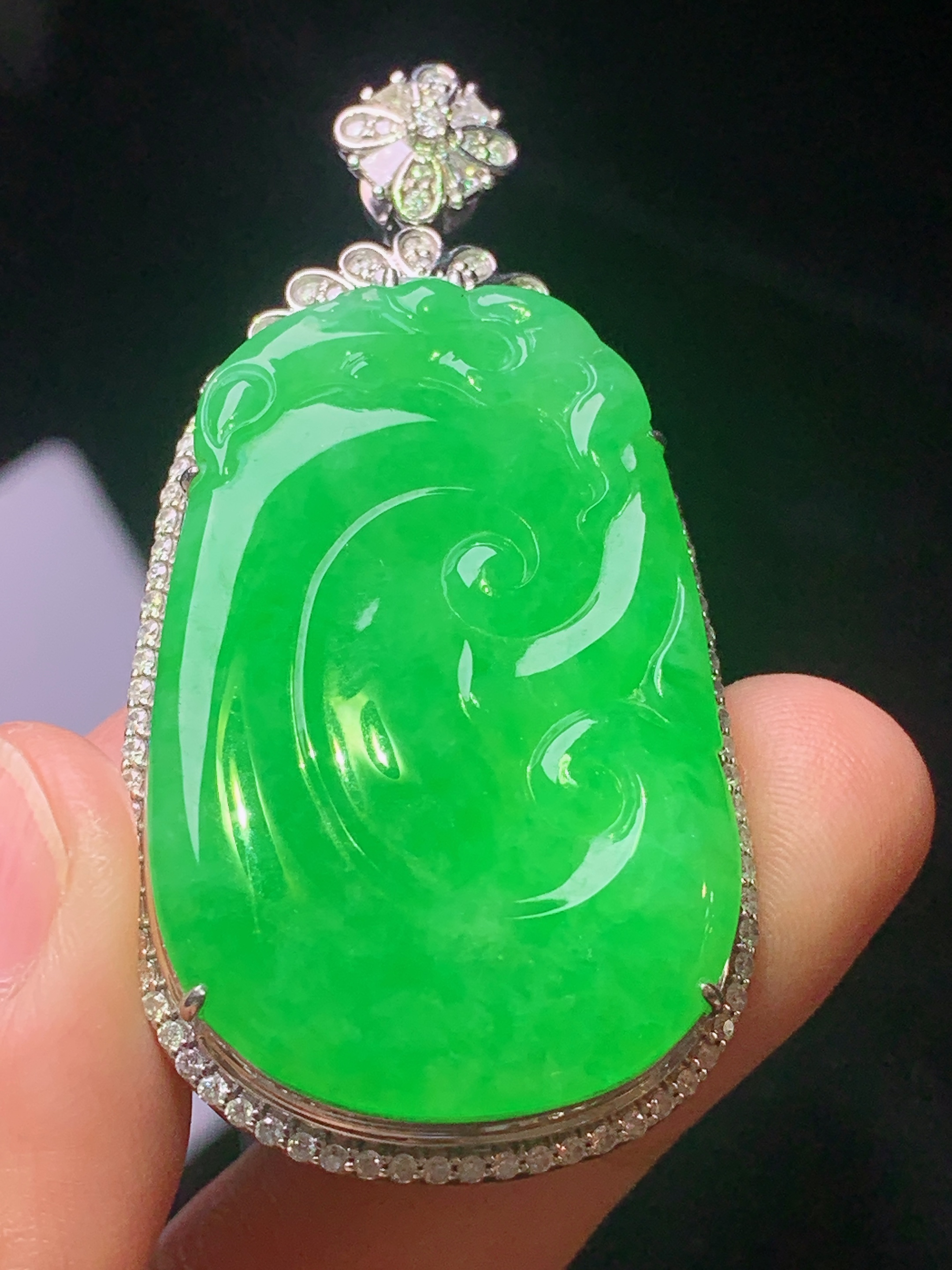 18k金钻镶嵌阳绿如意吊坠 玉质细腻 色泽艳丽清新 水润亮眼 整体尺寸55.6*28.5*11.8 