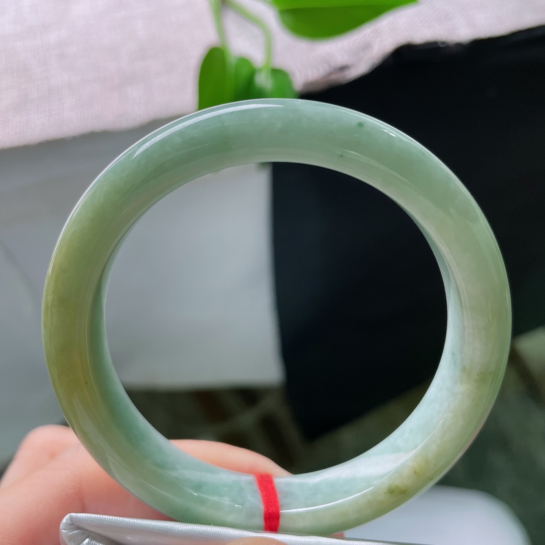 56.8/11.5/8.7，黄翡正圈，晶体洒金，黄加绿平安镯，青润底色交织暖黄俏色，色彩自然过渡，复古韵味十足。ss59668a