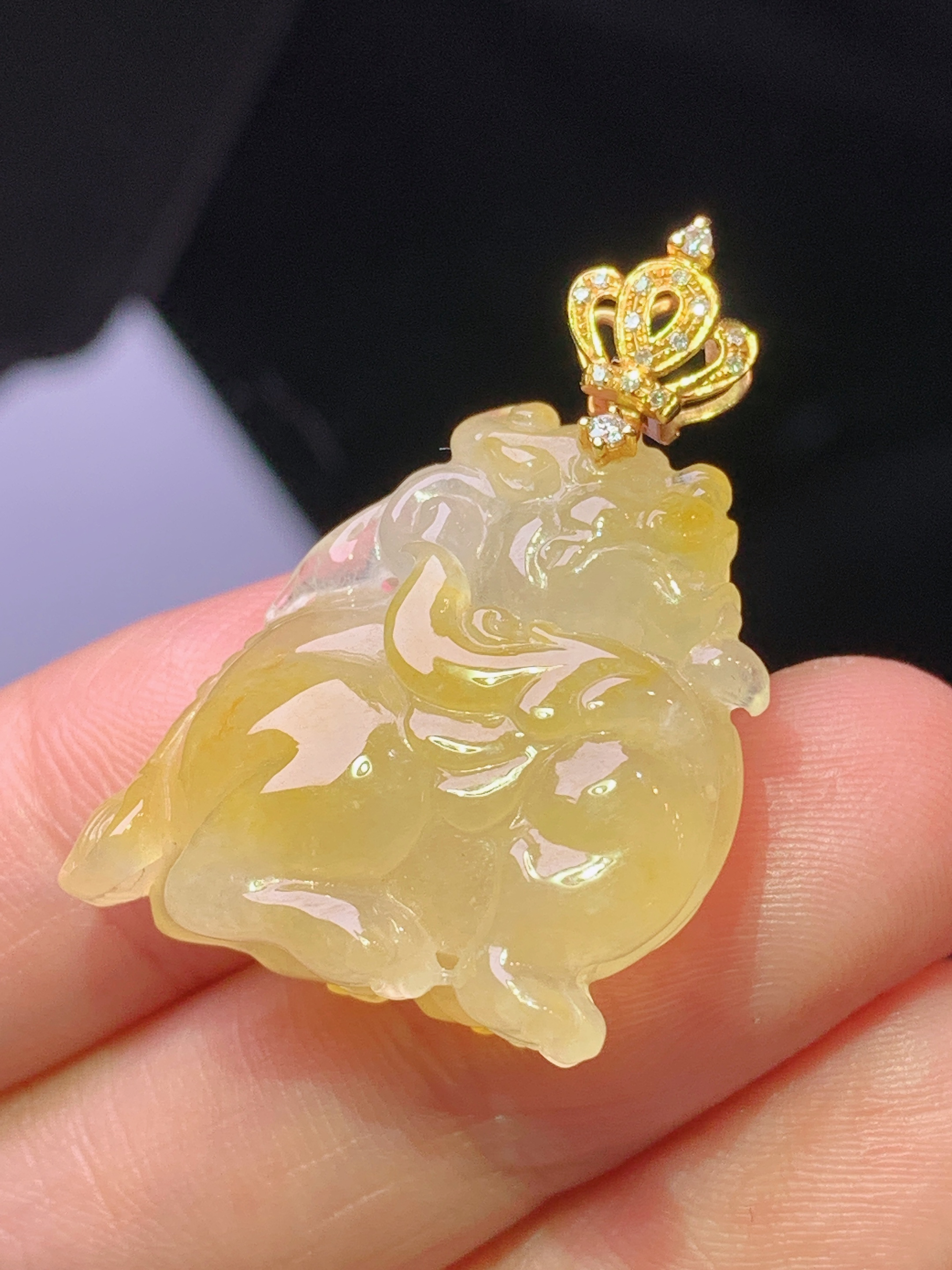 18k金钻镶嵌黄翡貔貅吊坠 玉质细腻 色泽艳丽清新 水润亮眼 整体尺寸32.5*22.3*11 b1