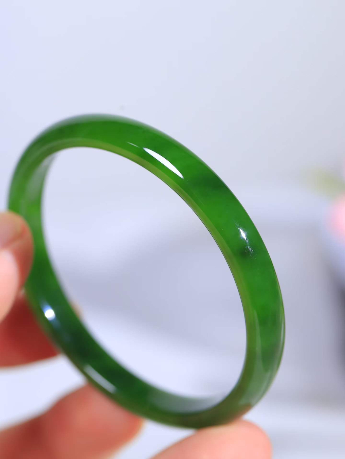 【碧色荡漾·手镯】

精品和田玉碧玉手镯，玉质细腻温润，手感舒适，️线条流畅，简约大气，美自天成，佩戴于腕间，婉约之美，举手投足间透出那份低调奢华，醉人心扉。重19.35克  内径圈口53.5mm  尺寸7.6-5.4mm  FDA-66801633