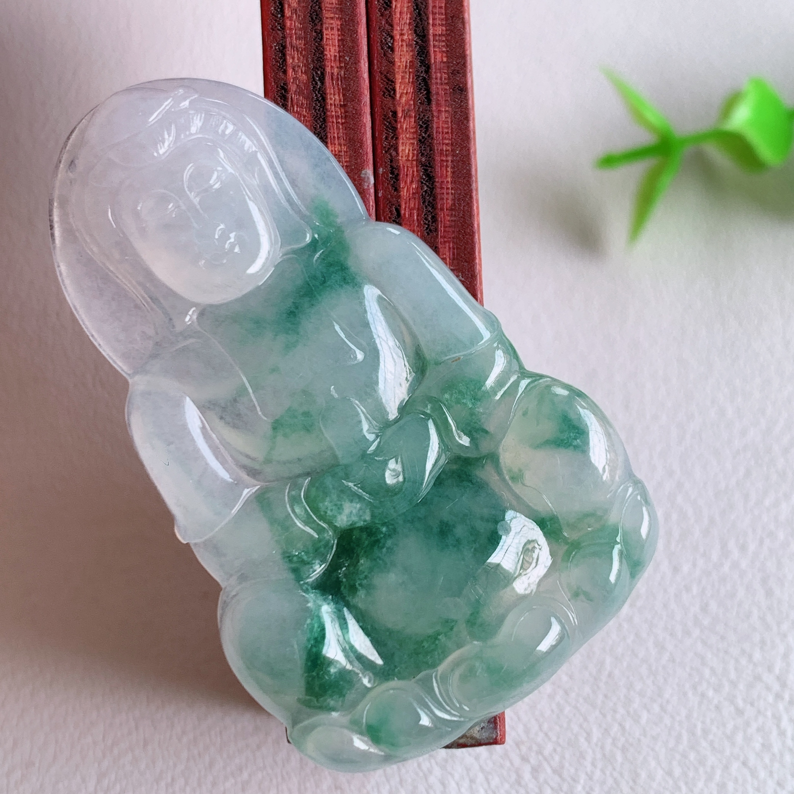 冰润飘花精雕观音吊坠，法相端庄大气，工艺精湛，种色浓郁，细腻饱满冰润，种老水足，收藏佳品，佩戴大气  W03.20  尺寸：47-28.3-4.8mm