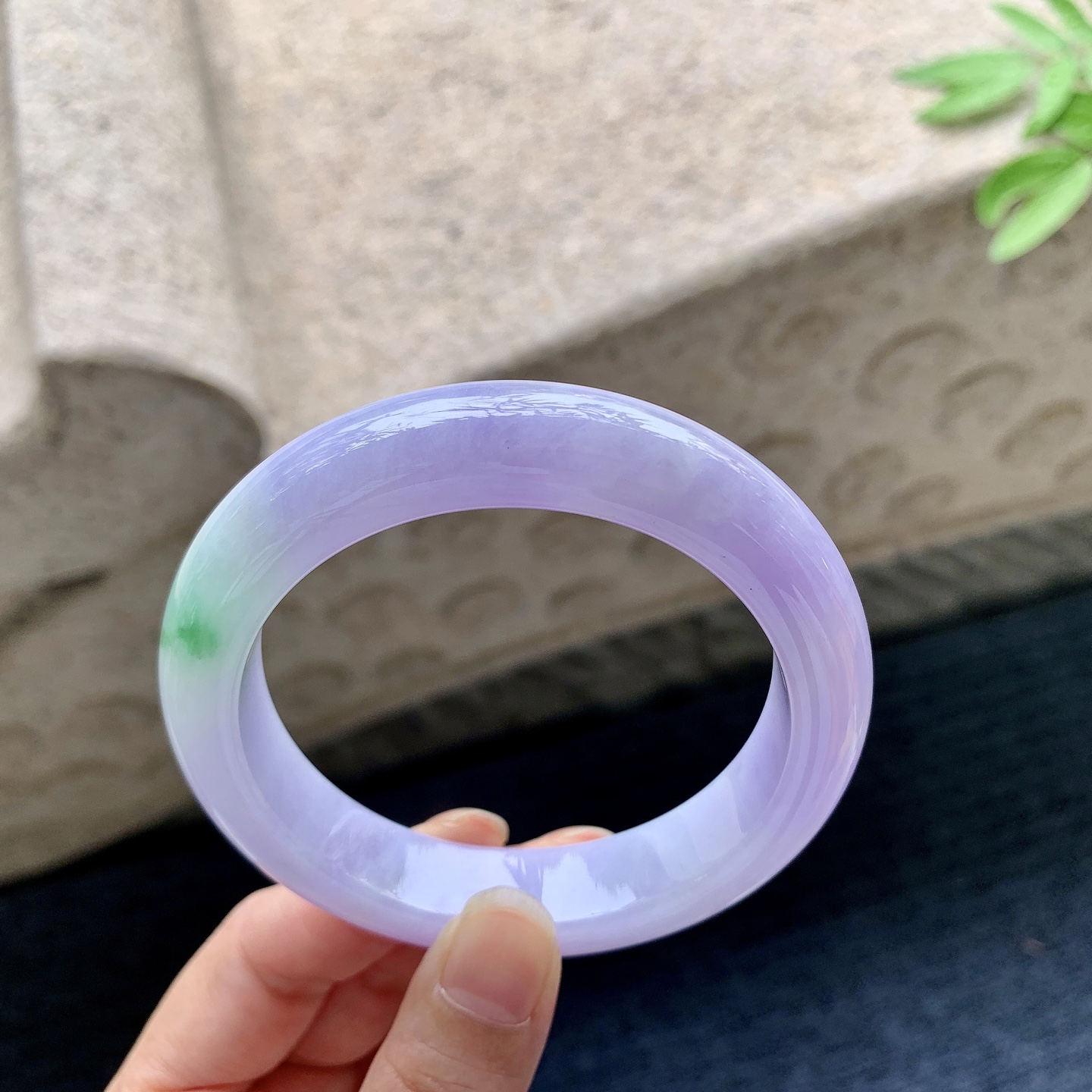 正圈55 56 圈口56.2/12.7/9.4 编码WW092240 艳紫飘绿，水润，种老，细腻，打灯有絮线