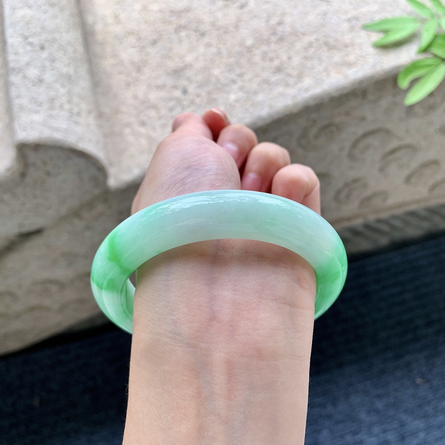 正圈59 60 圈口60/12.7/10 编码GJ092226 糯冰飘阳绿，水润，种老，细腻，无裂