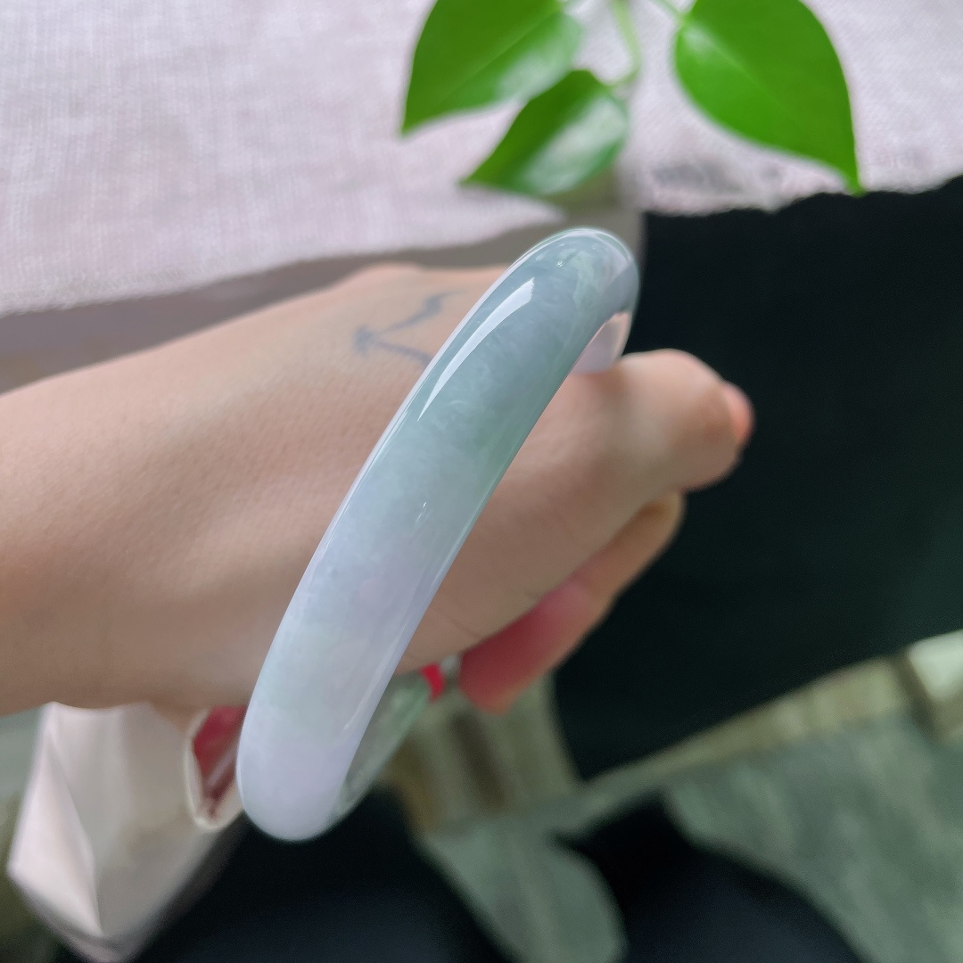 56.8/10.7，春彩圆条，一点皮纹，玉质温润细腻，素白底色衬悠然翠色，双色相生柔和不张扬，流露玉石含蓄温润质感。ss59437a