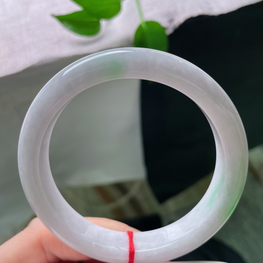 60.8/12.7/8.9，淡紫正圈，一点皮纹，素白玉地温润匀净，几抹浅绿轻轻萦绕镯壁，色调清新柔和，简约款式自带悠然诗意。ss59518a