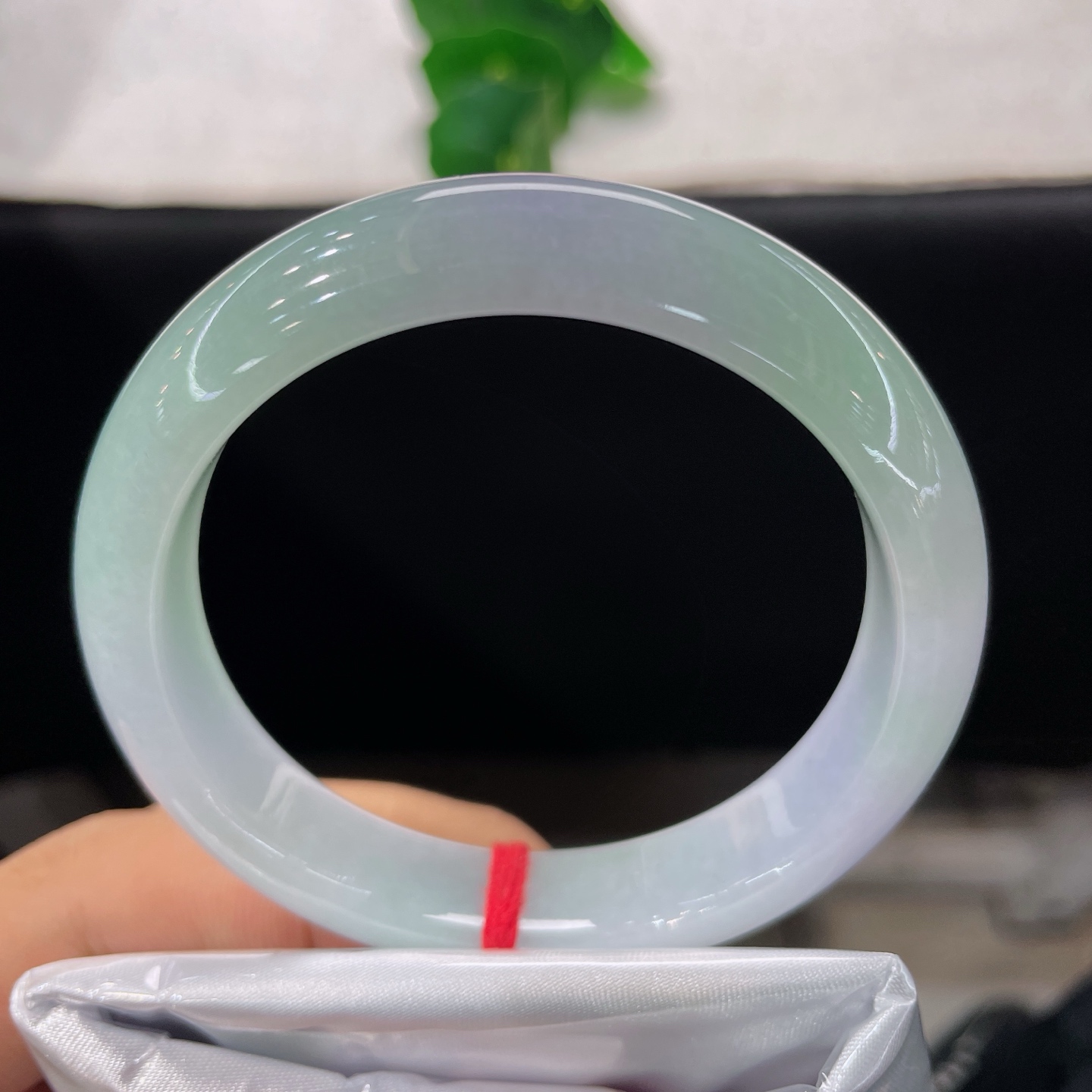天然翡翠手镯 圈口56/12.2/7.2，春彩正圈，55/56可戴，半圈清翠半缕烟，无裂