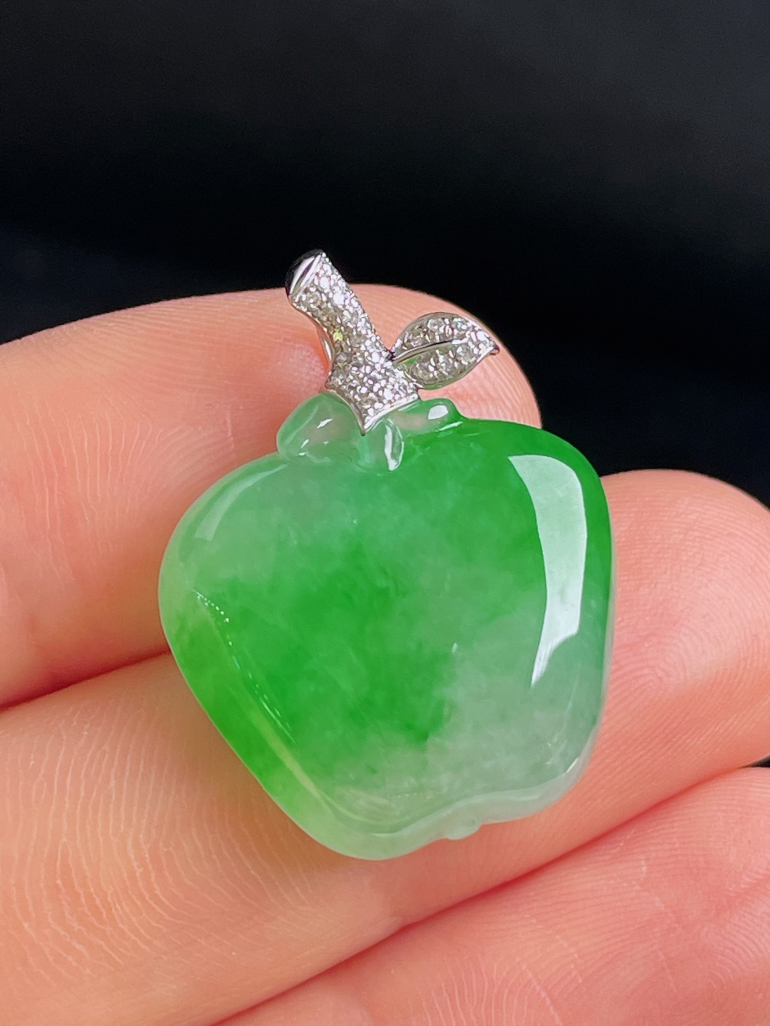 ️辣绿苹果，18k镶嵌，老种起光，细底通透，尺寸：26.8裸石20/21/5.8mm0922