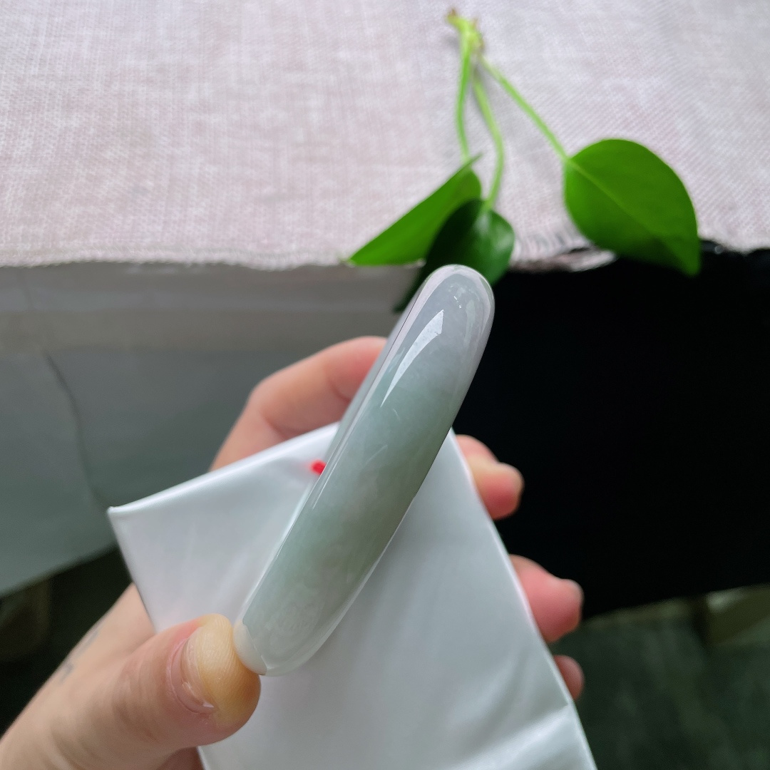 57.8/12.5/9.0，黄翡正圈，晶体，清浅冰底托一抹暖黄翡，色彩过渡柔和，镯型端正，寓意鸿运当头。ss59659a