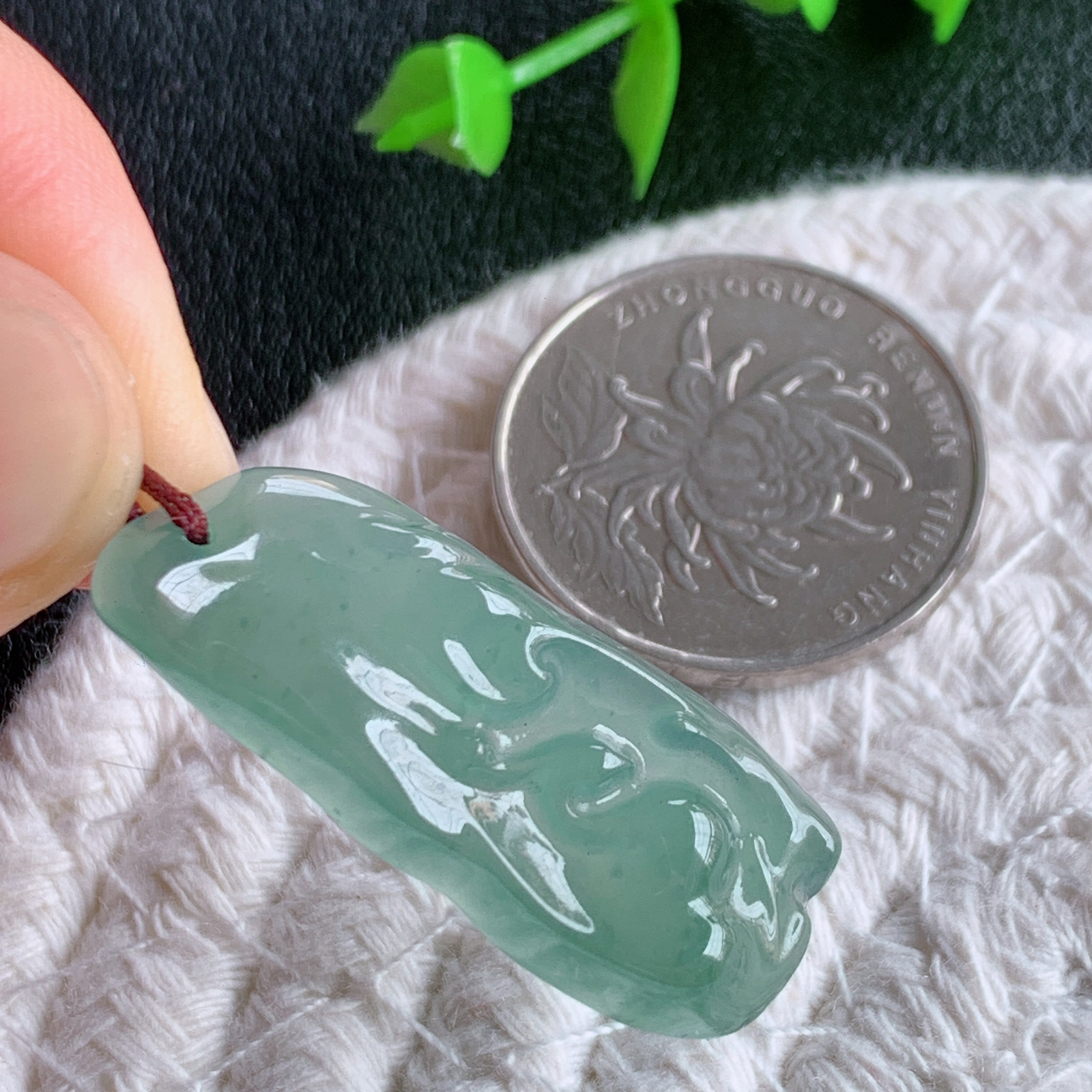 老坑冰润莲花挂件，种水上乘，肉质水润细腻，晶体结构致密，莹润通透，颜色清爽干净，色泽纯正  W03.20  尺寸：34.3-14-5.2mm