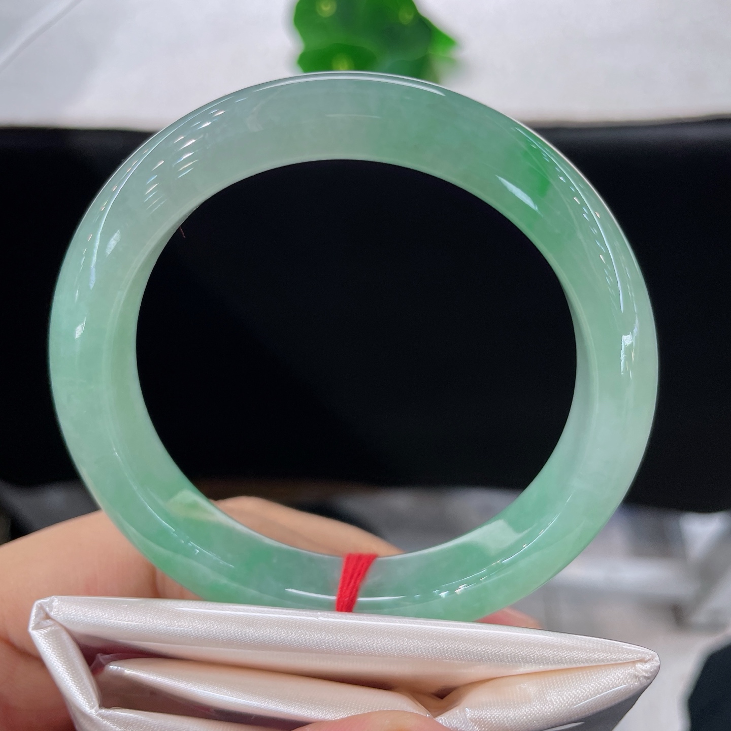 天然翡翠手镯 圈口56.9/11.7/8.5，晴底飘绿绿正圈，56/57可戴，满圈晴翠，腕间一汪春水，无裂