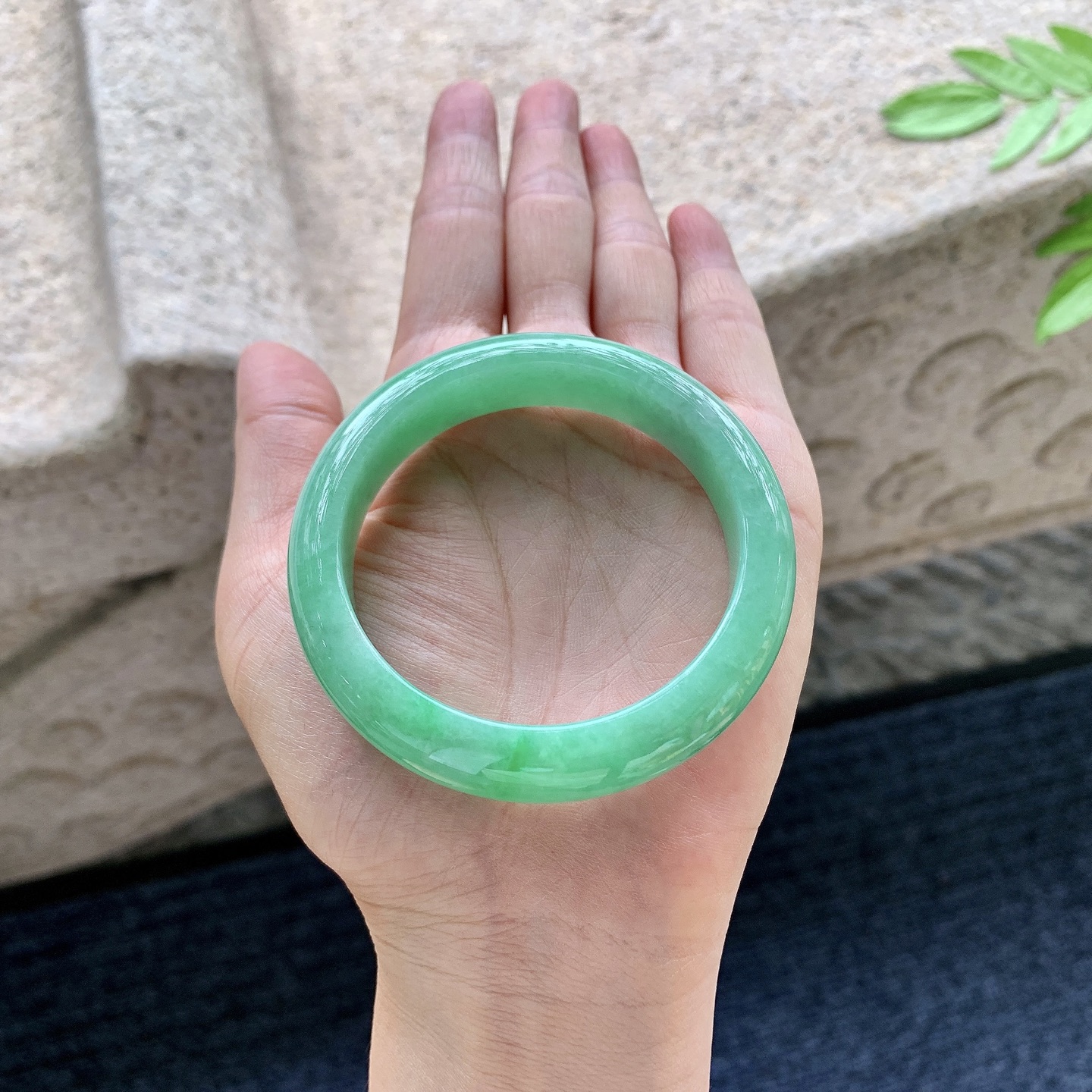 正圈51 52 圈口52.5/12.4/8 编码QX092491 满绿，水润，种老，细腻，打灯有絮线