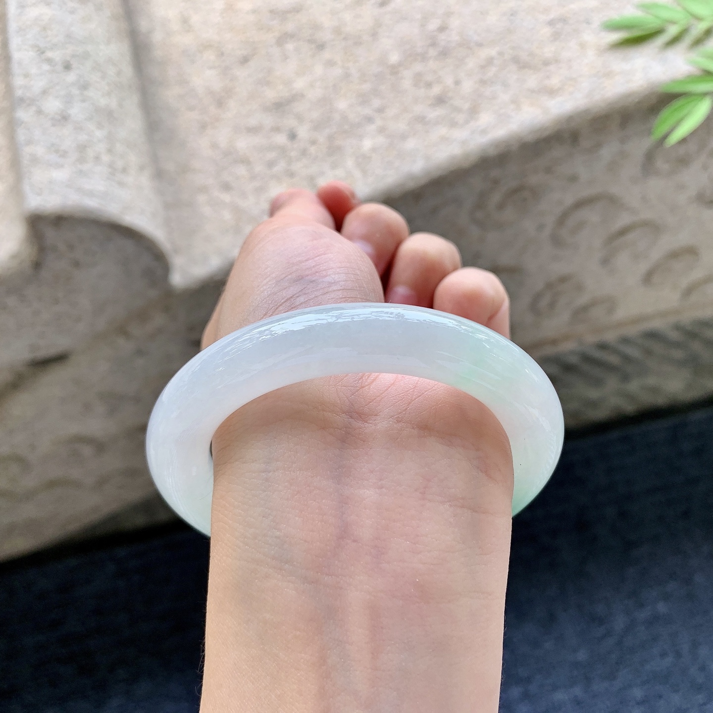 圆条54 55 圈口55/11.2/11 编码GF092326 冰糯阳绿，水润，种老，细腻，打灯有棉线