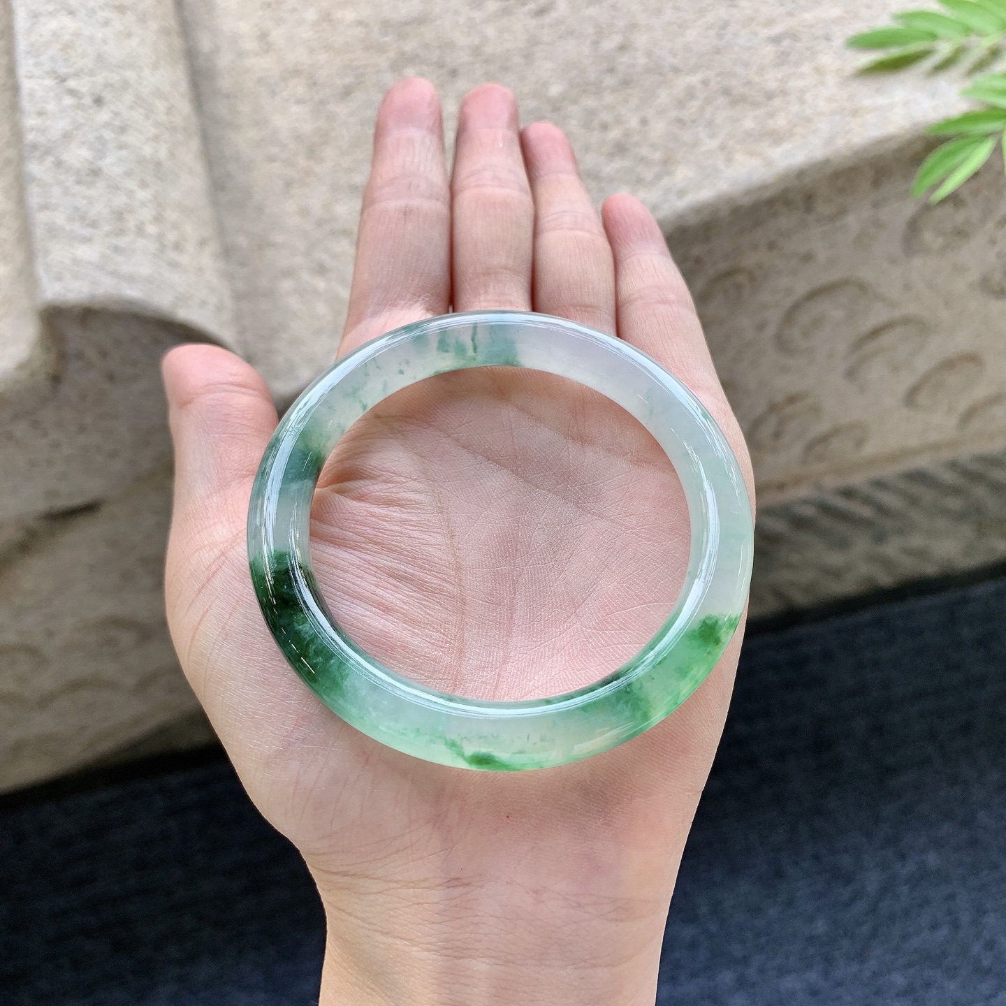 圆条53 54 圈口54.8/8/8.3 编码W6092317 冰飘绿花，水润，种老，细腻，打灯有纹