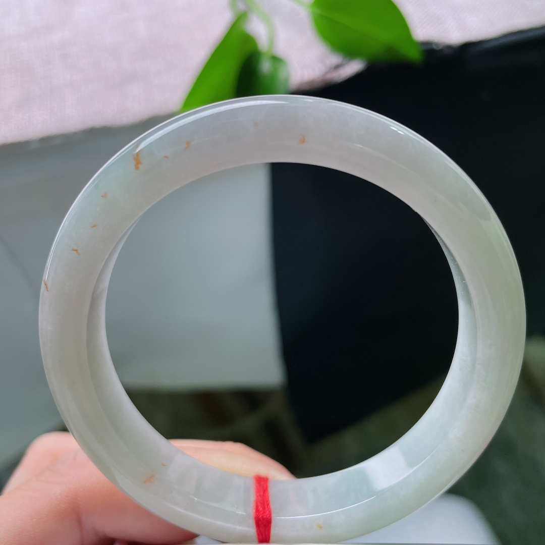 56.8/10.8/8.2，蓝底正圈，无裂，冰底玉质温润细腻，零星洒金若星光点点分布，镯型周正，简约