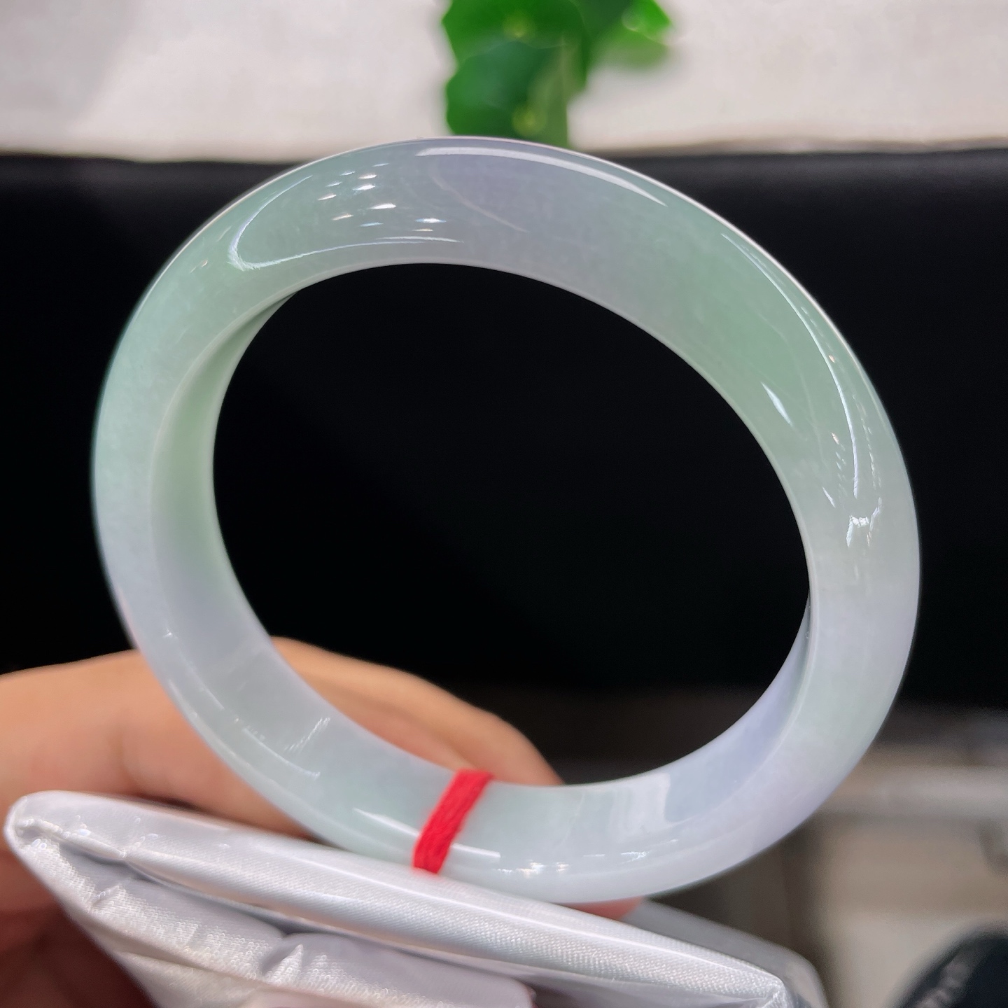 天然翡翠手镯 圈口56/12.2/7.2，春彩正圈，55/56可戴，半圈清翠半缕烟，无裂
