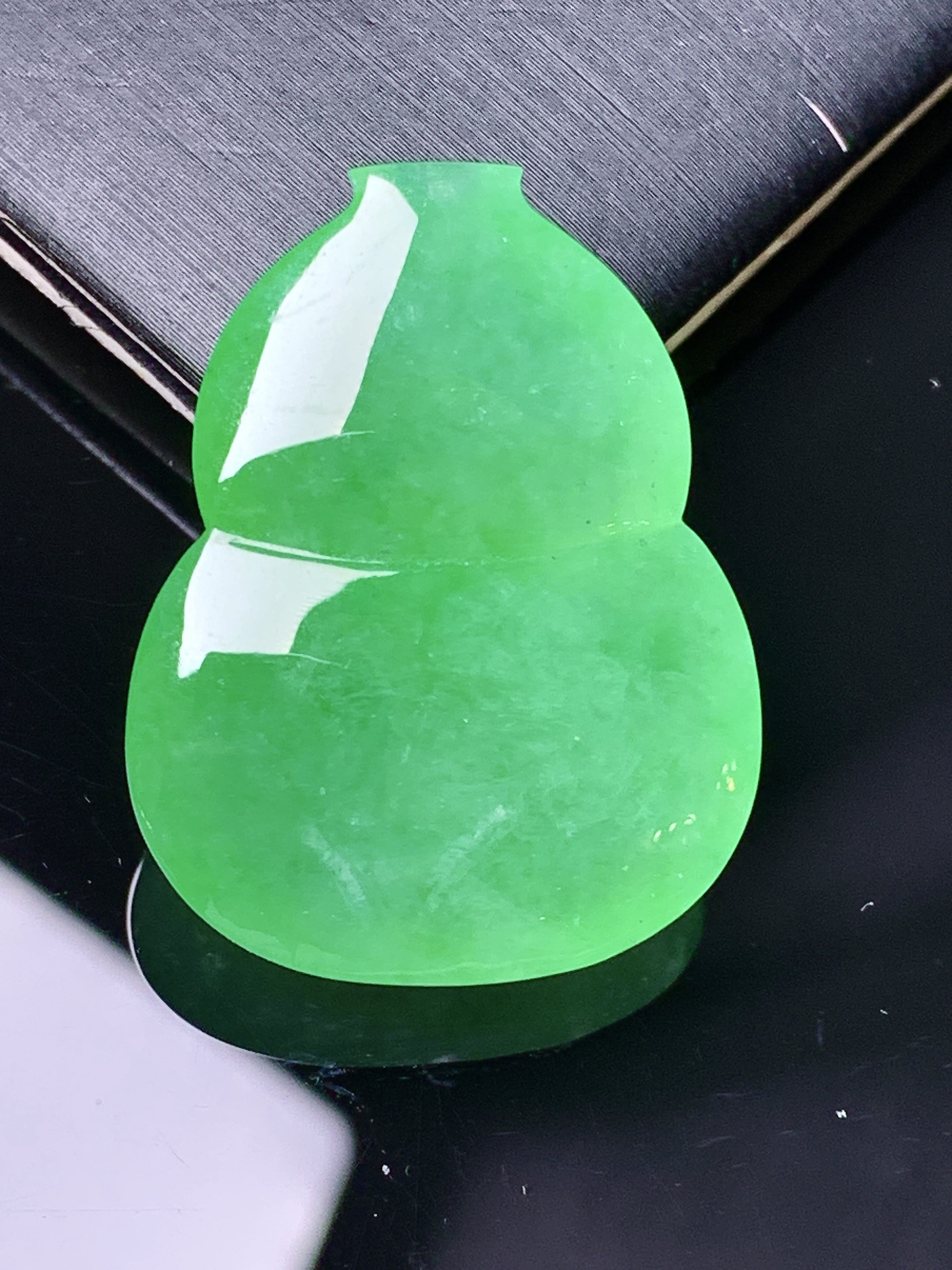 冰阳绿葫芦吊坠 玉质细腻 色泽艳丽清新 水润亮眼 整体尺寸29.6*23*9.5 d3