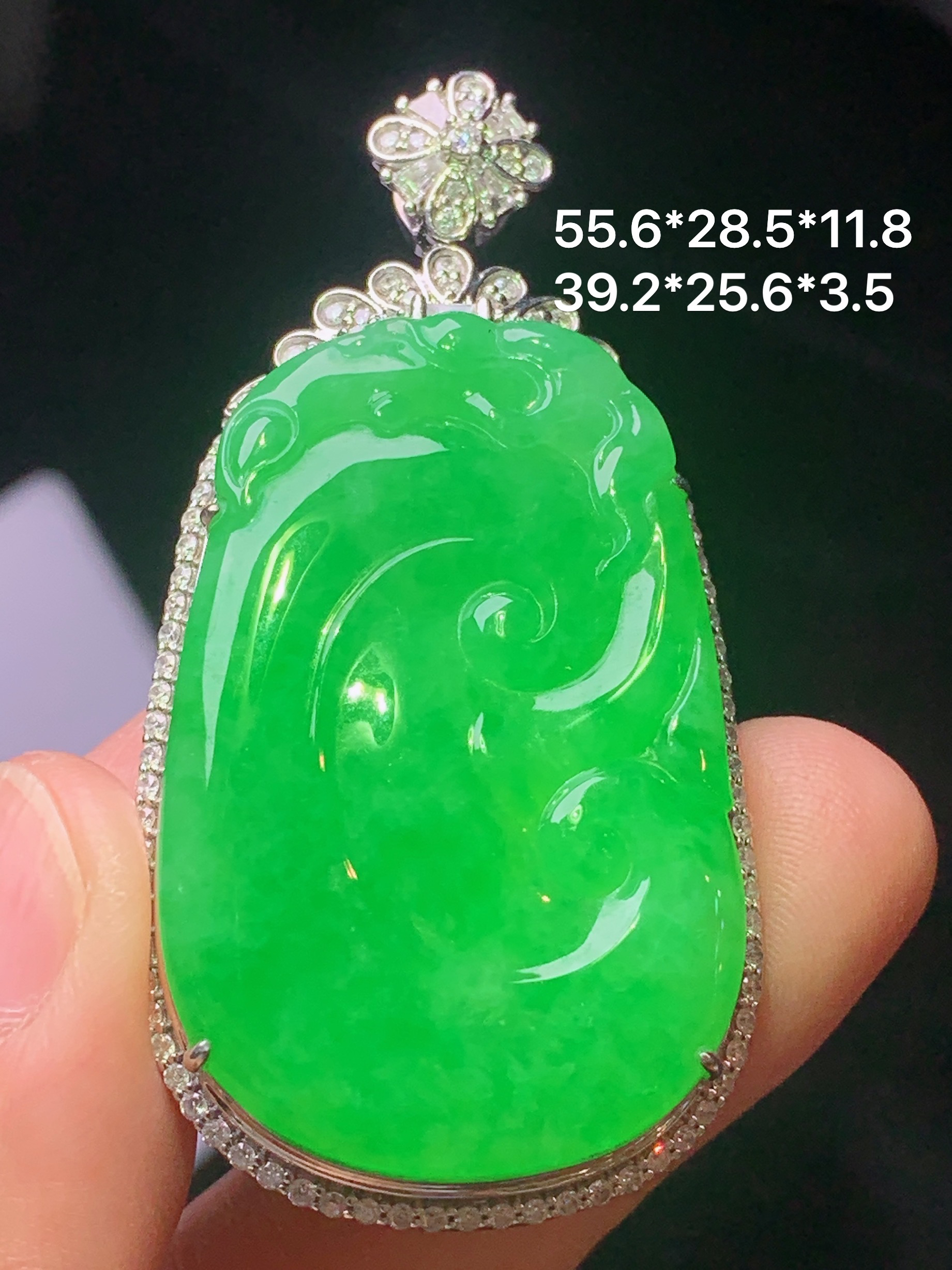 18k金钻镶嵌阳绿如意吊坠 玉质细腻 色泽艳丽清新 水润亮眼 整体尺寸55.6*28.5*11.8 L2