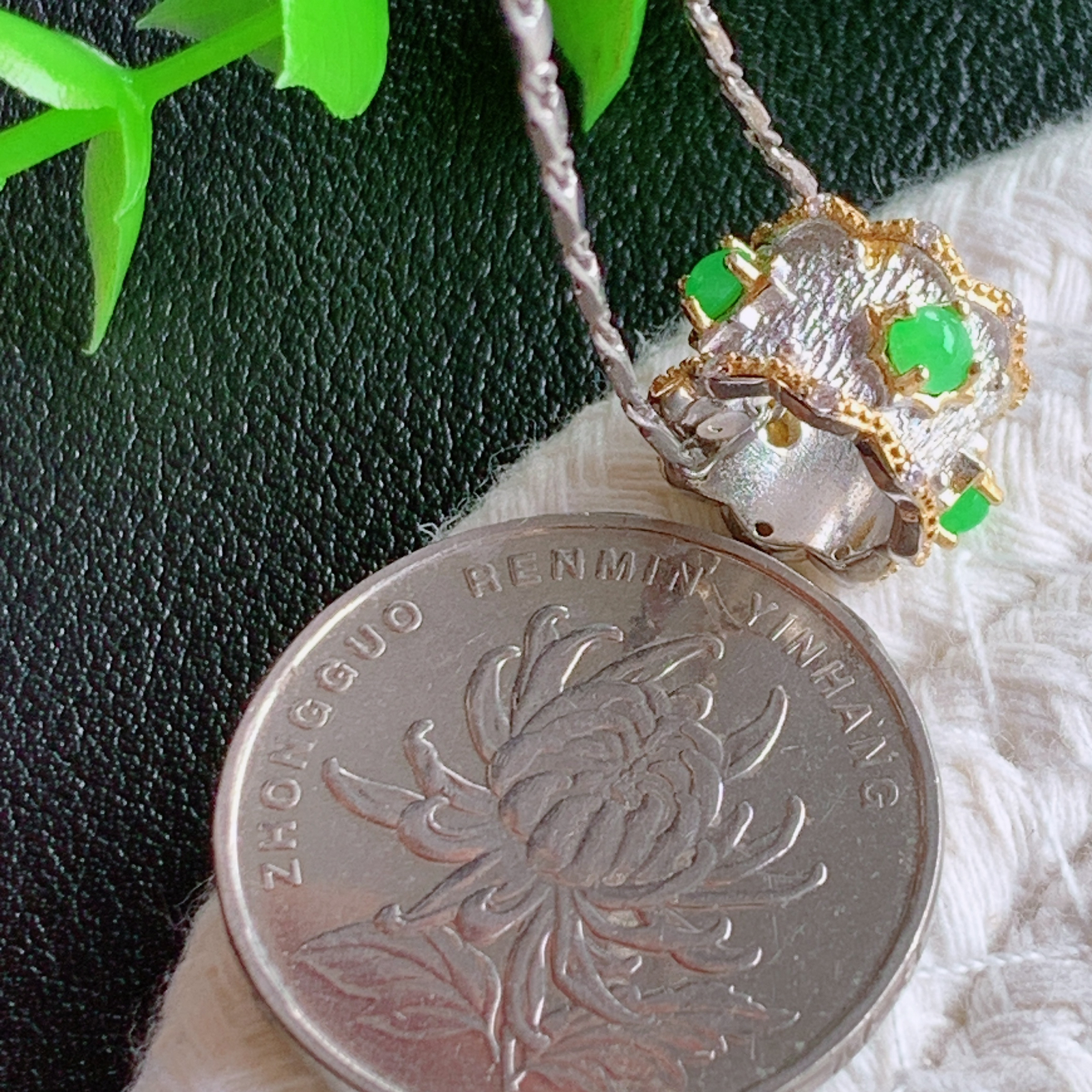 925银饰镶嵌冰润满绿路路通翡翠吊坠  款式新颖时尚，日常百搭的款。满满的份量感，清秀高雅，上身效果优雅迷人！性价比超值  W815.20 整体尺寸：9-13.5mm   裸石尺寸：2.5mm