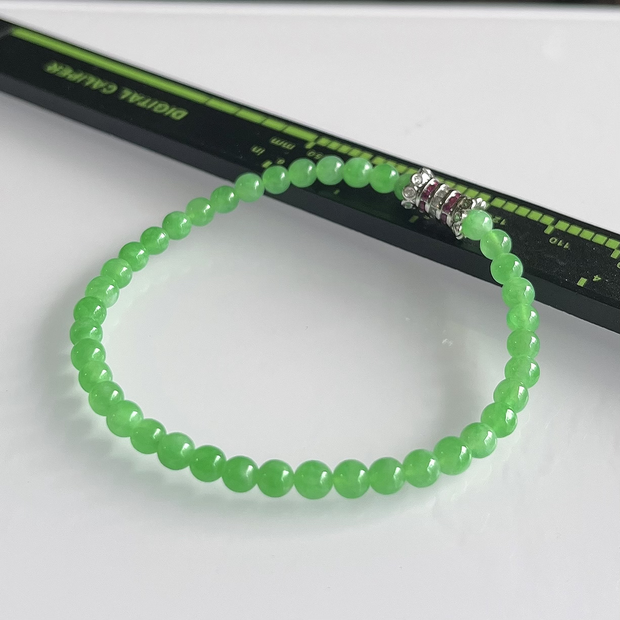 缅甸天然翡翠A货，卡4.2冰种满绿甜阳绿圆珠手串手链，尺寸：4.2mm/40颗，重量：6.49g，长度172mm，自然光拍摄