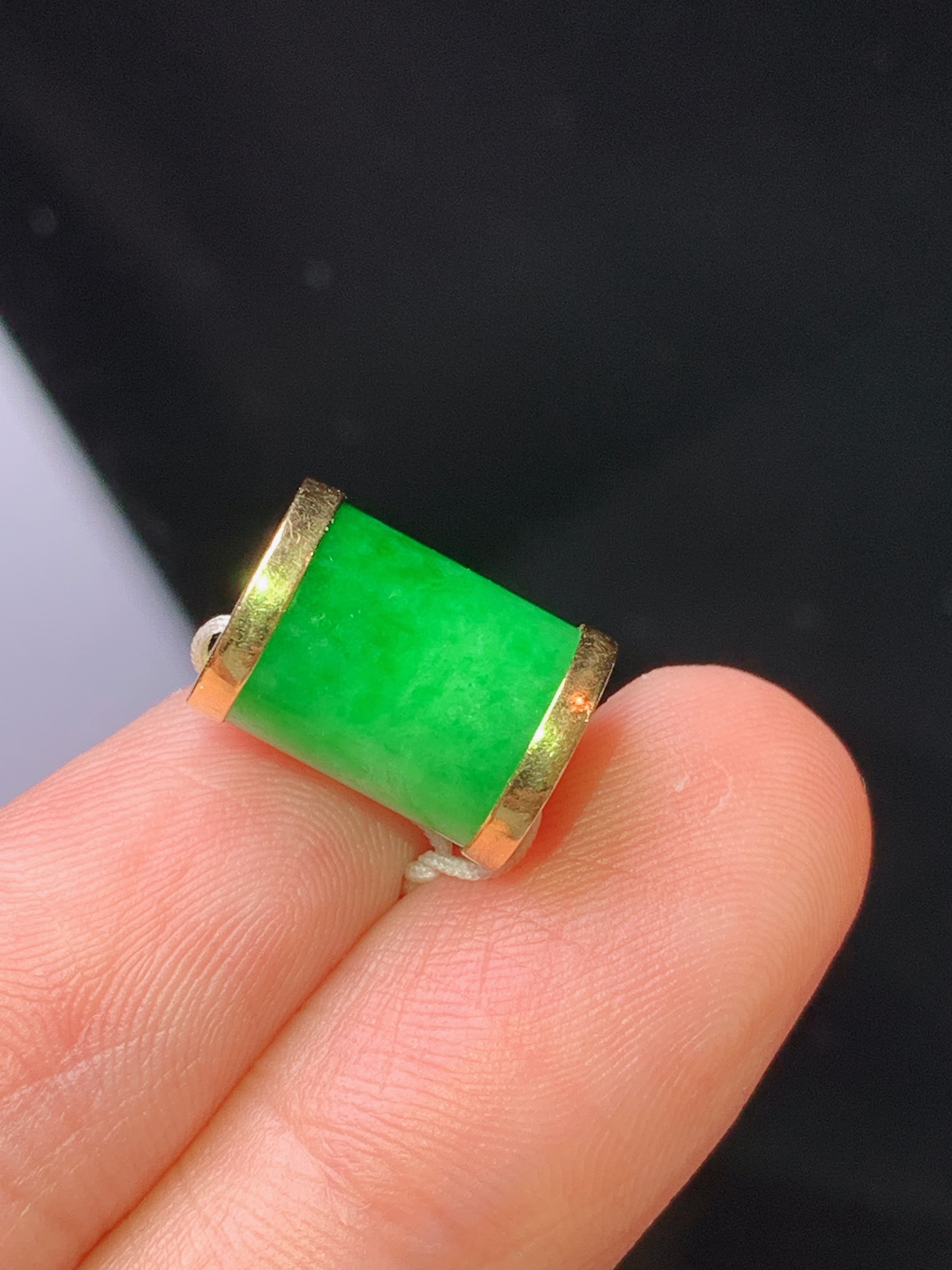 18k金镶嵌阳绿路路通吊坠 玉质细腻 色泽艳丽清新 水润亮眼 整体尺寸8.5*8.5*8.8 b1