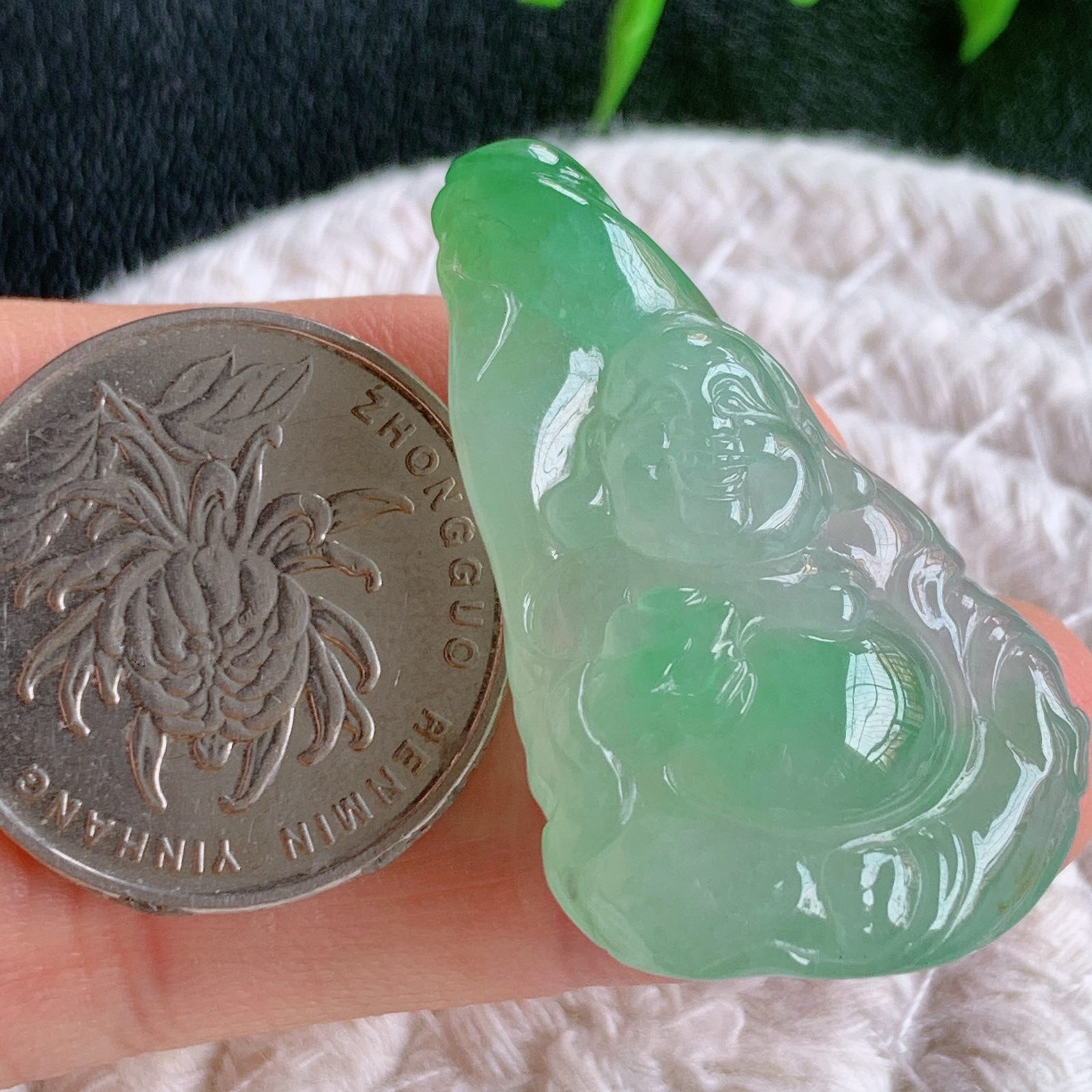 冰润飘花佛公挂件 玉质细腻  精雕弥勒佛，笑佛福耳垂肩，面相喜庆，开怀大笑，憨态可掬。惟妙惟肖，寓意福禄双全，吉祥美满，笑口常开 W03.20 尺寸：38.3-23-9.5mm
