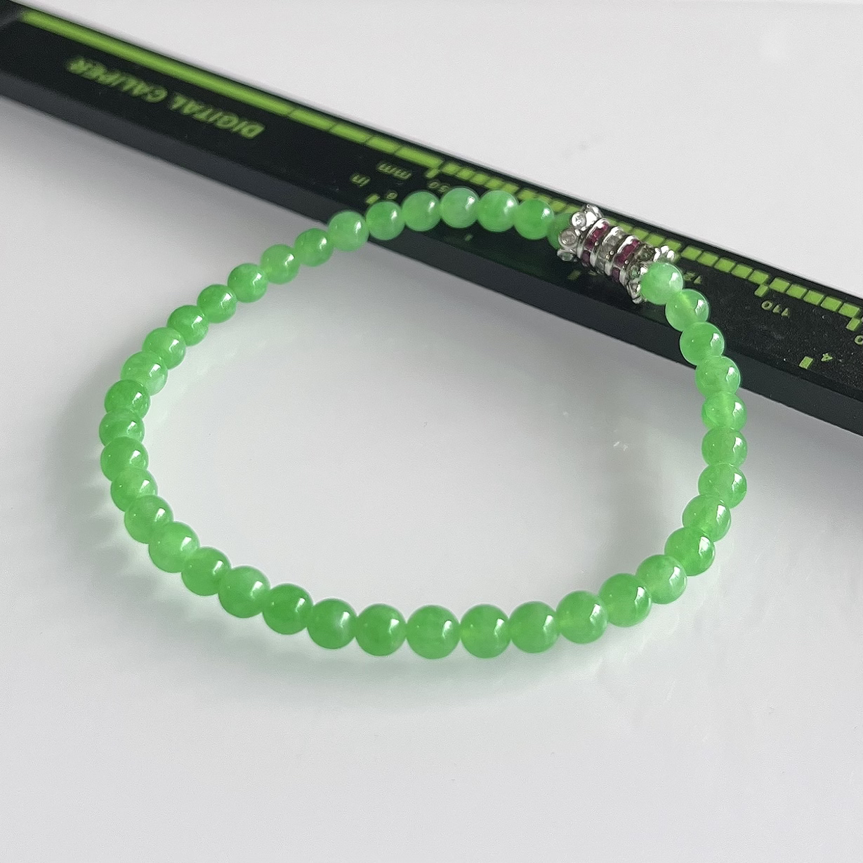 缅甸天然翡翠A货，卡4.2冰种满绿甜阳绿圆珠手串手链，尺寸：4.2mm/40颗，重量：6.49g，长度172mm，自然光拍摄