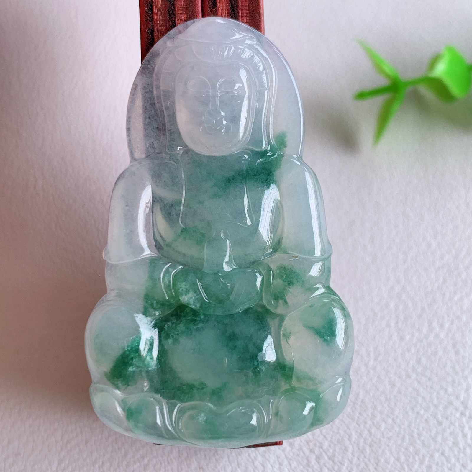 冰润飘花精雕观音吊坠，法相端庄大气，工艺精湛，种色浓郁，细腻饱满冰润，种老水足，收藏佳品，佩戴大气  W03.20  尺寸：47-28.3-4.8mm