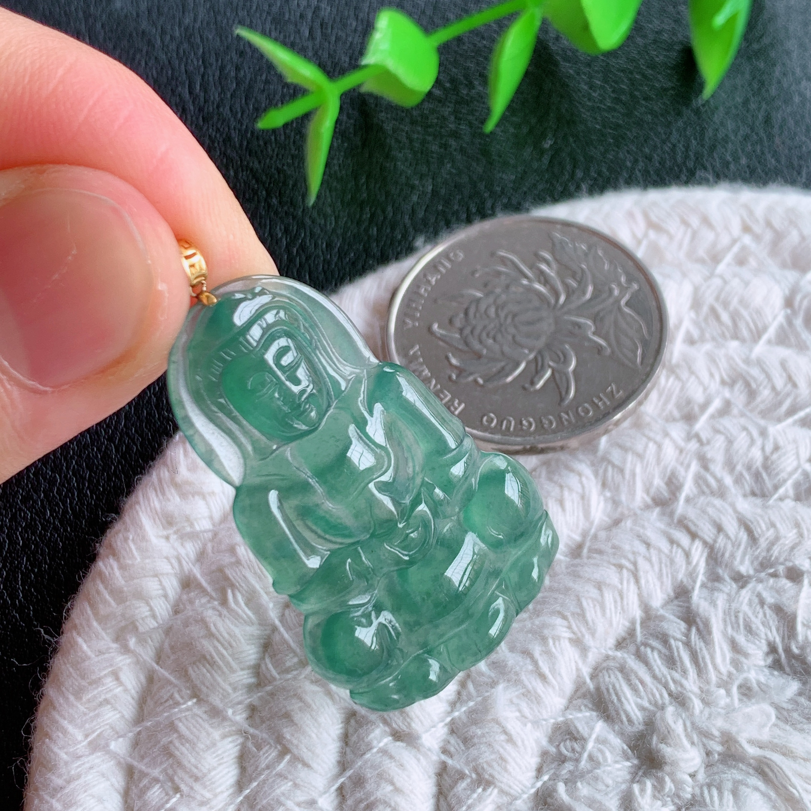 18k金扣冰润精雕观音吊坠，法相端庄大气，工艺精湛，种色浓郁，细腻饱满冰润，种老水足，收藏佳品，佩戴大气  W49.20  尺寸：34.8-22-3.6mm