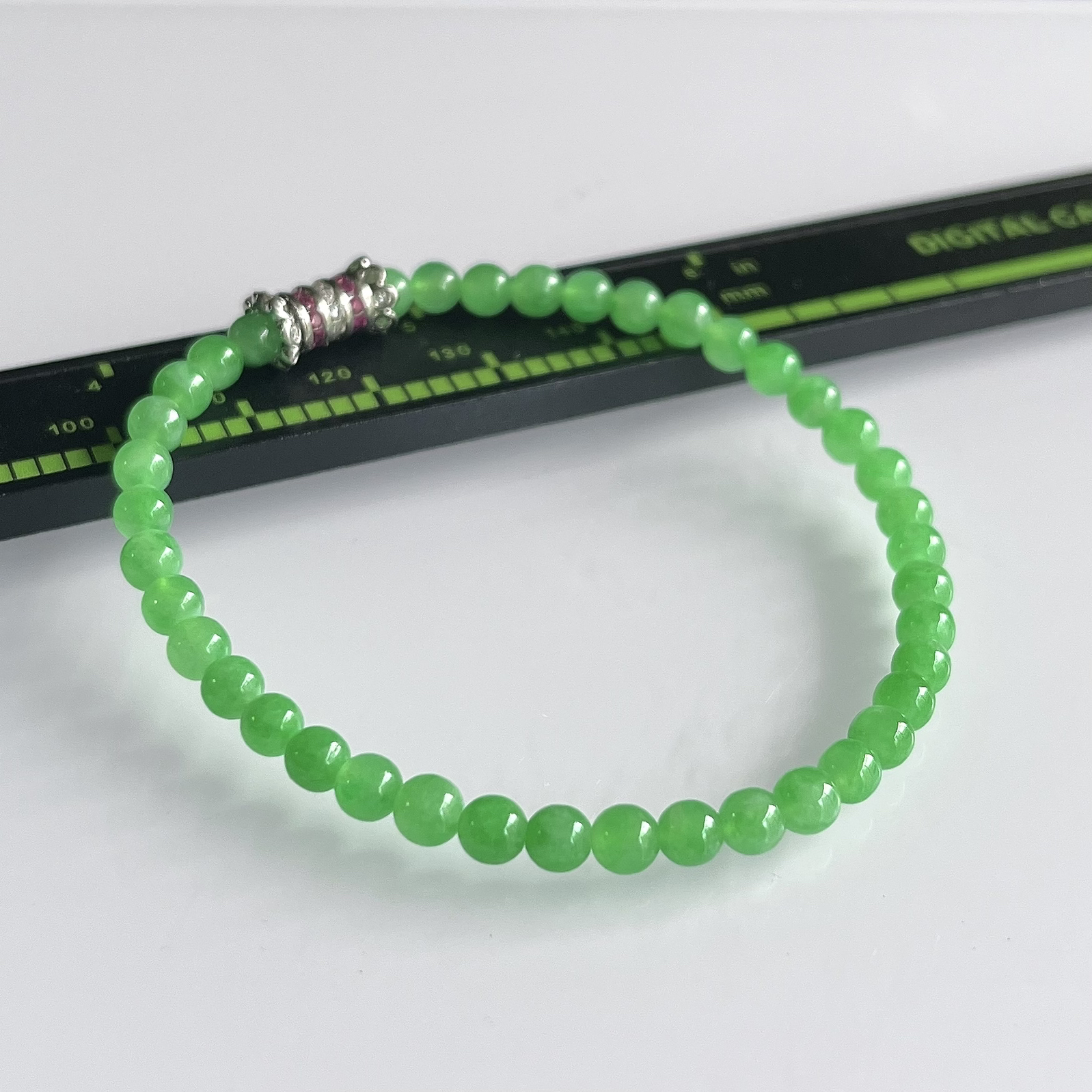 缅甸天然翡翠A货，卡4.2冰种满绿甜阳绿圆珠手串手链，尺寸：4.2mm/40颗，重量：6.49g，长