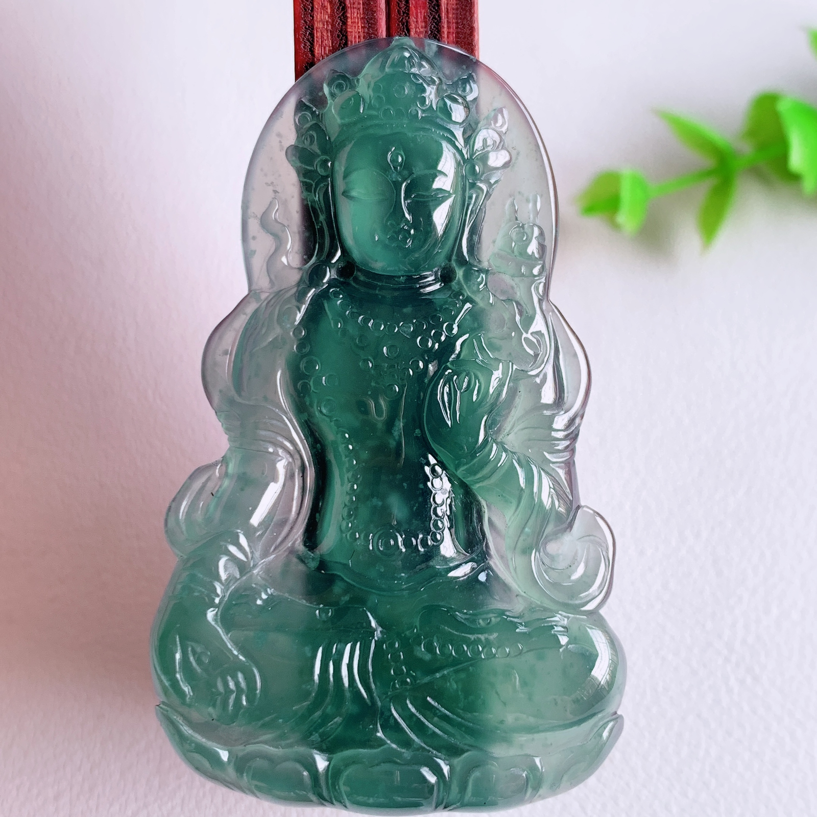 蓝冰精雕观音吊坠，法相端庄大气，工艺精湛，种色浓郁，细腻饱满冰润，种老水足，收藏佳品，佩戴大气  W