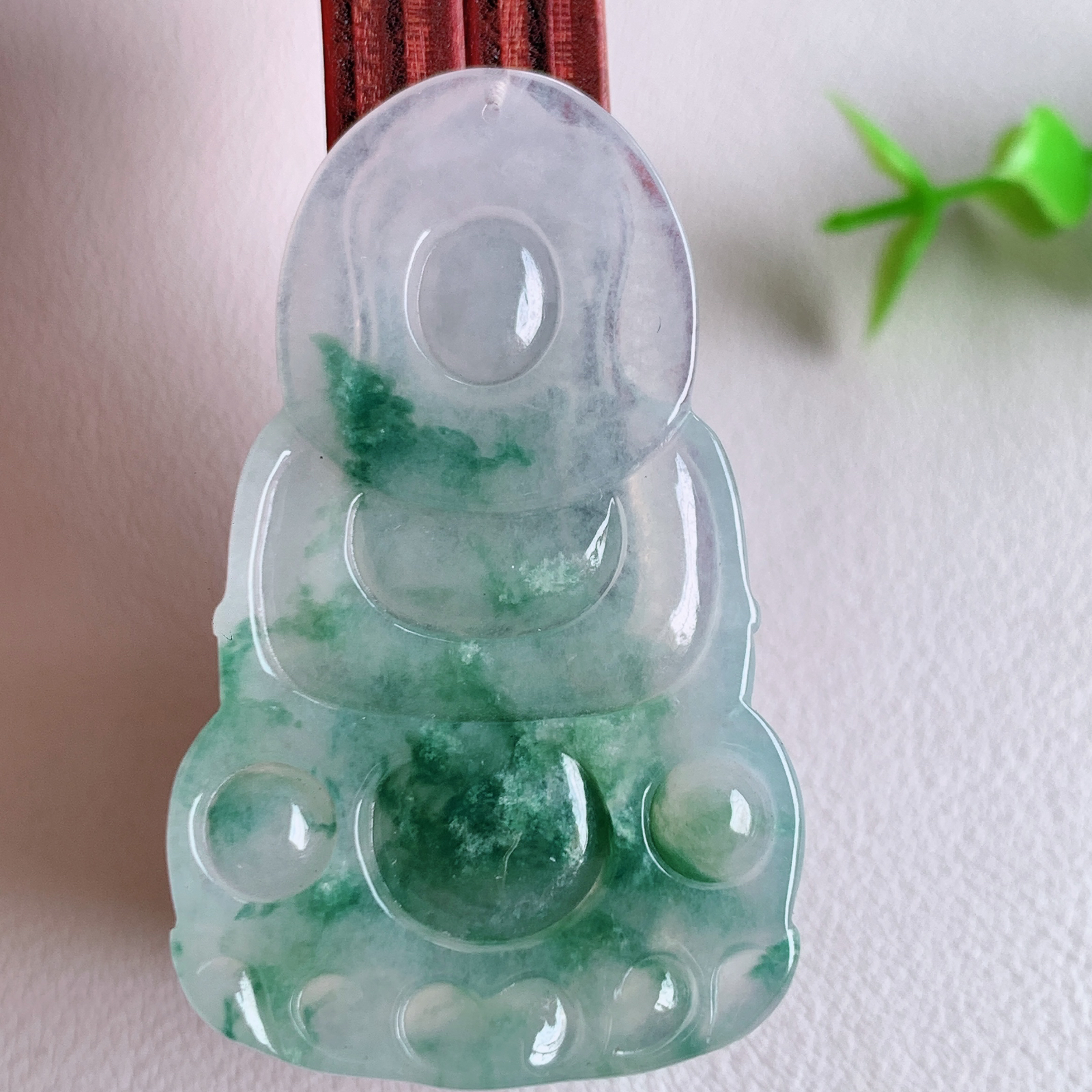 冰润飘花精雕观音吊坠，法相端庄大气，工艺精湛，种色浓郁，细腻饱满冰润，种老水足，收藏佳品，佩戴大气  W03.20  尺寸：47-28.3-4.8mm