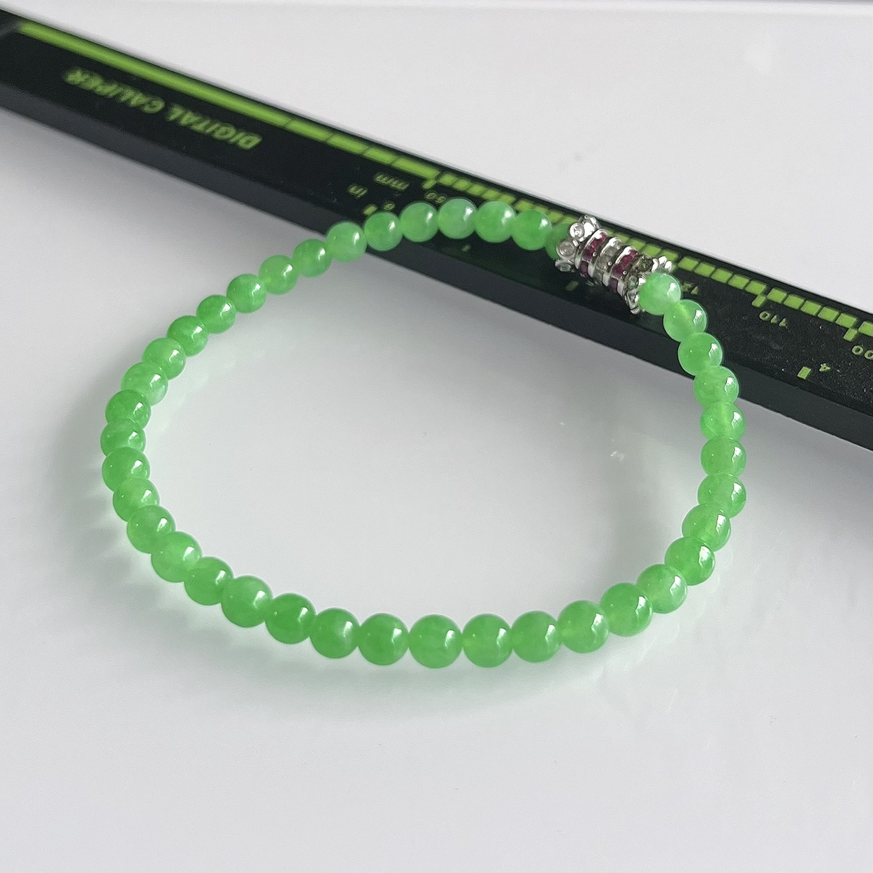 缅甸天然翡翠A货，卡4.2冰种满绿甜阳绿圆珠手串手链，尺寸：4.2mm/40颗，重量：6.49g，长度172mm，自然光拍摄