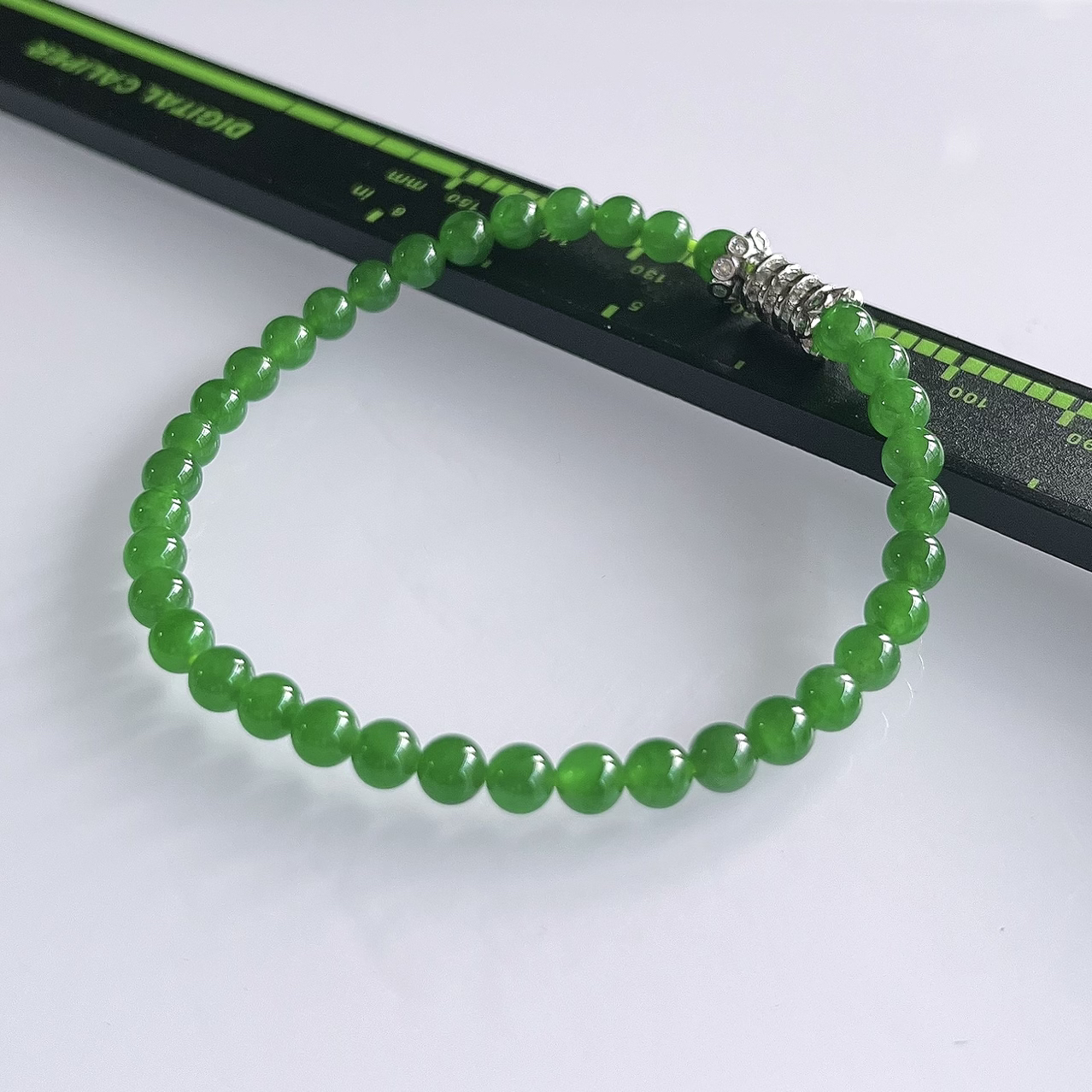 收藏级别，缅甸天然翡翠A货，卡4.5冰种起胶满绿帝王绿圆珠手串手链，尺寸：4.5mm/37颗，重量：7.39g，长度178mm，自然光拍摄