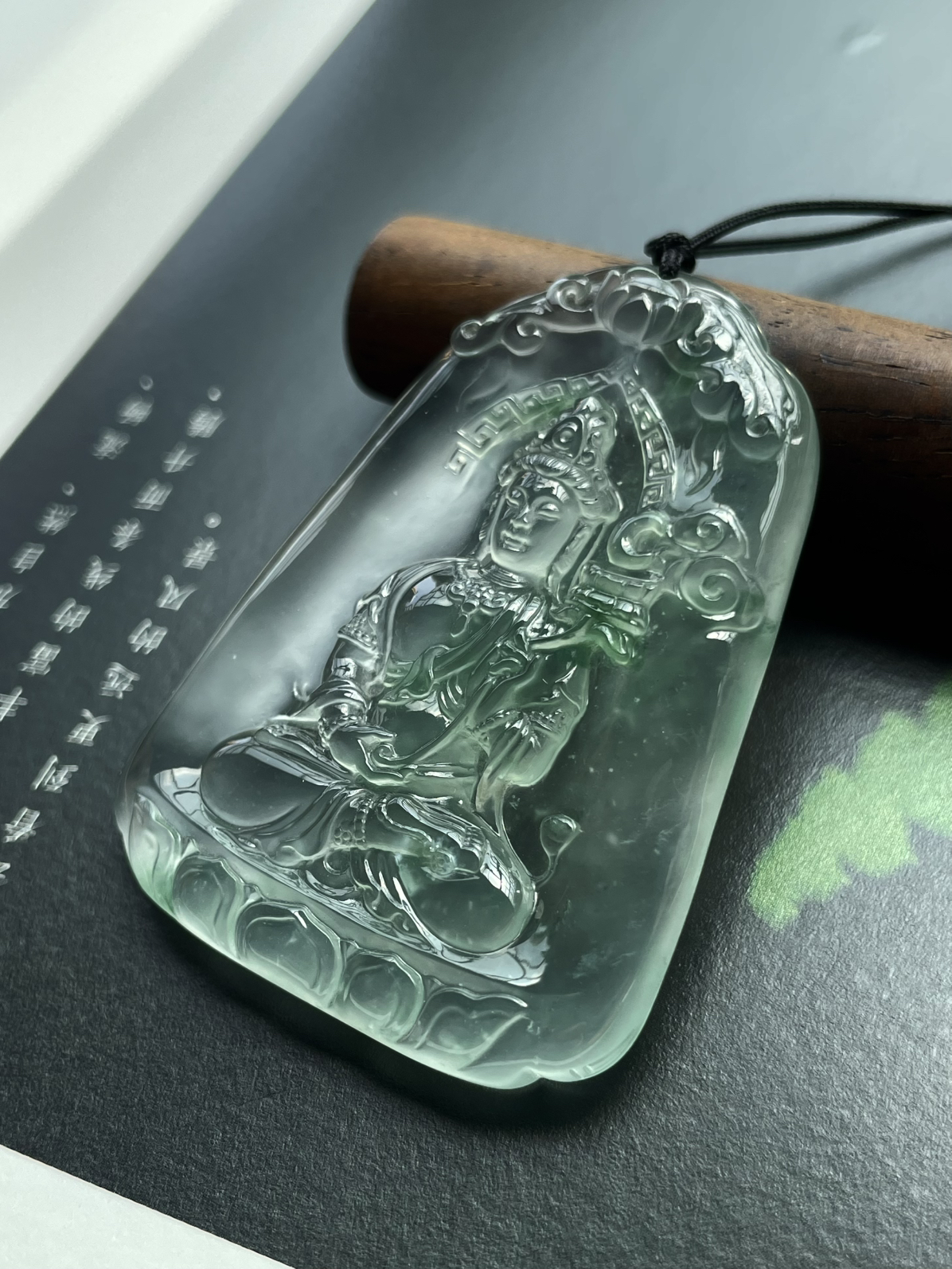 【玻璃种飘绿观音吊坠】质地非常细腻干净，冰润十足，种老冰透，收藏品质。