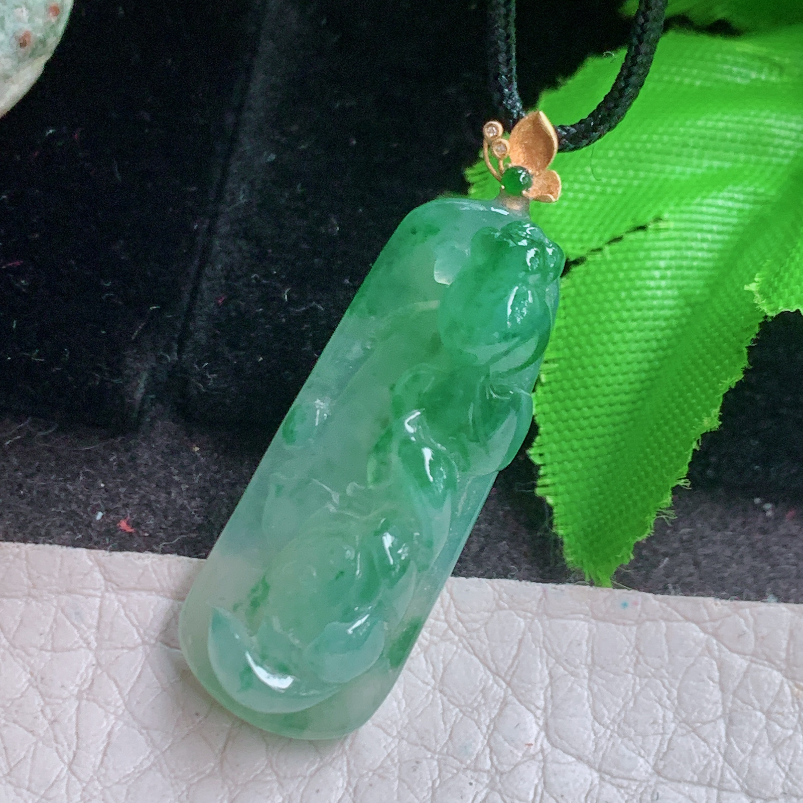 x54实拍33.2*13*9缅甸翡翠精雕高品质冰胶飘绿莲年有余玉吊坠