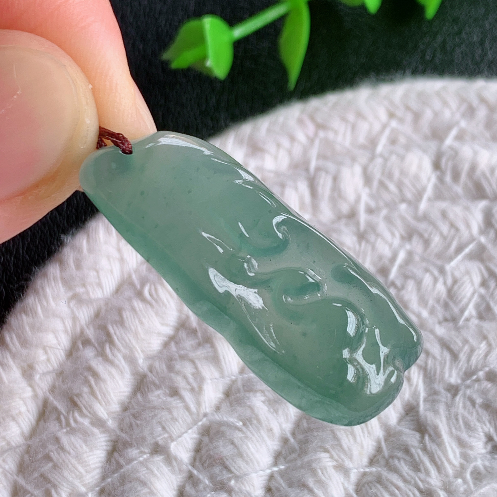 老坑冰润莲花挂件，种水上乘，肉质水润细腻，晶体结构致密，莹润通透，颜色清爽干净，色泽纯正  W03.20  尺寸：34.3-14-5.2mm