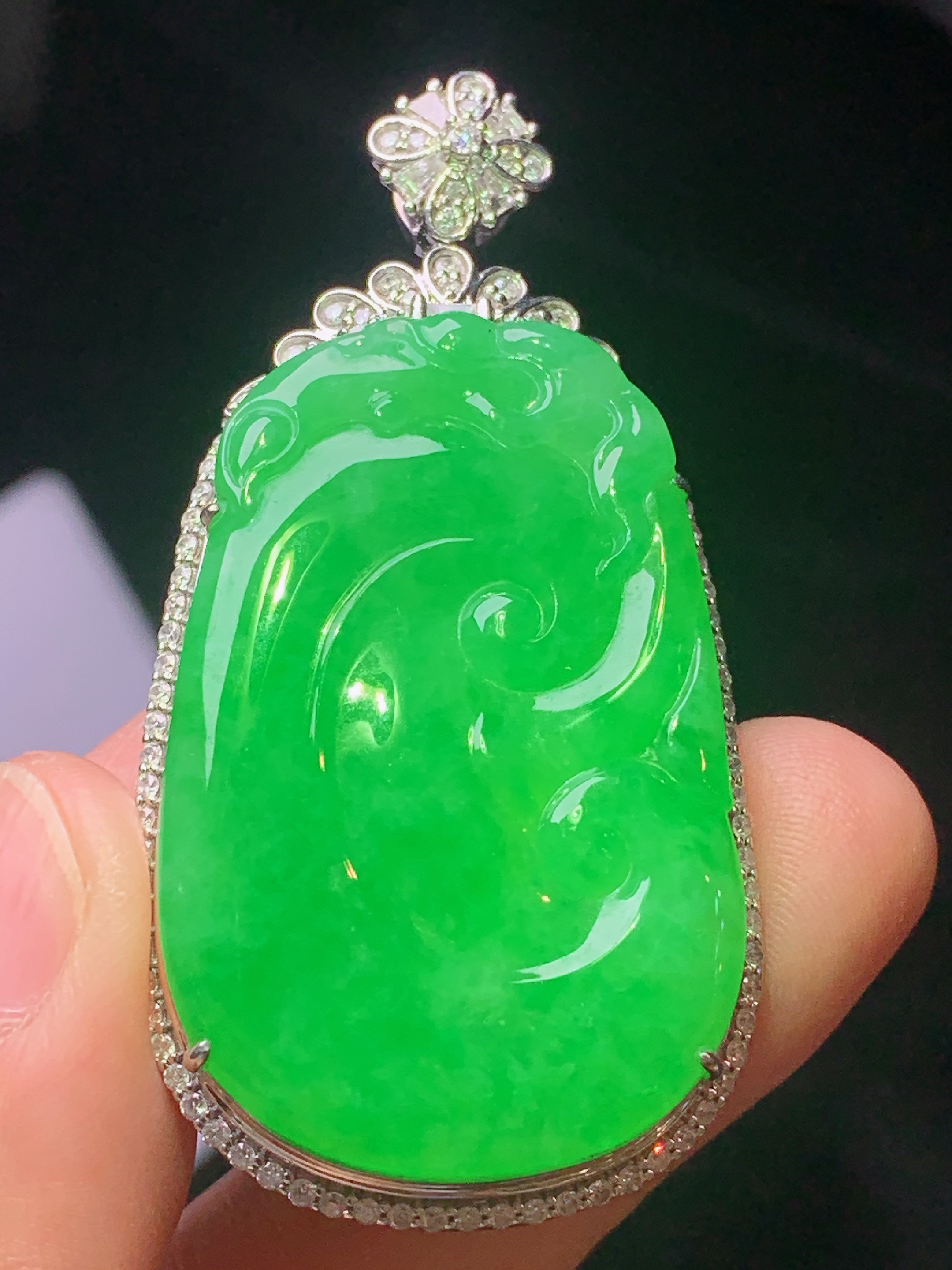 18k金钻镶嵌阳绿如意吊坠 玉质细腻 色泽艳丽清新 水润亮眼 整体尺寸55.6*28.5*11.8 L2