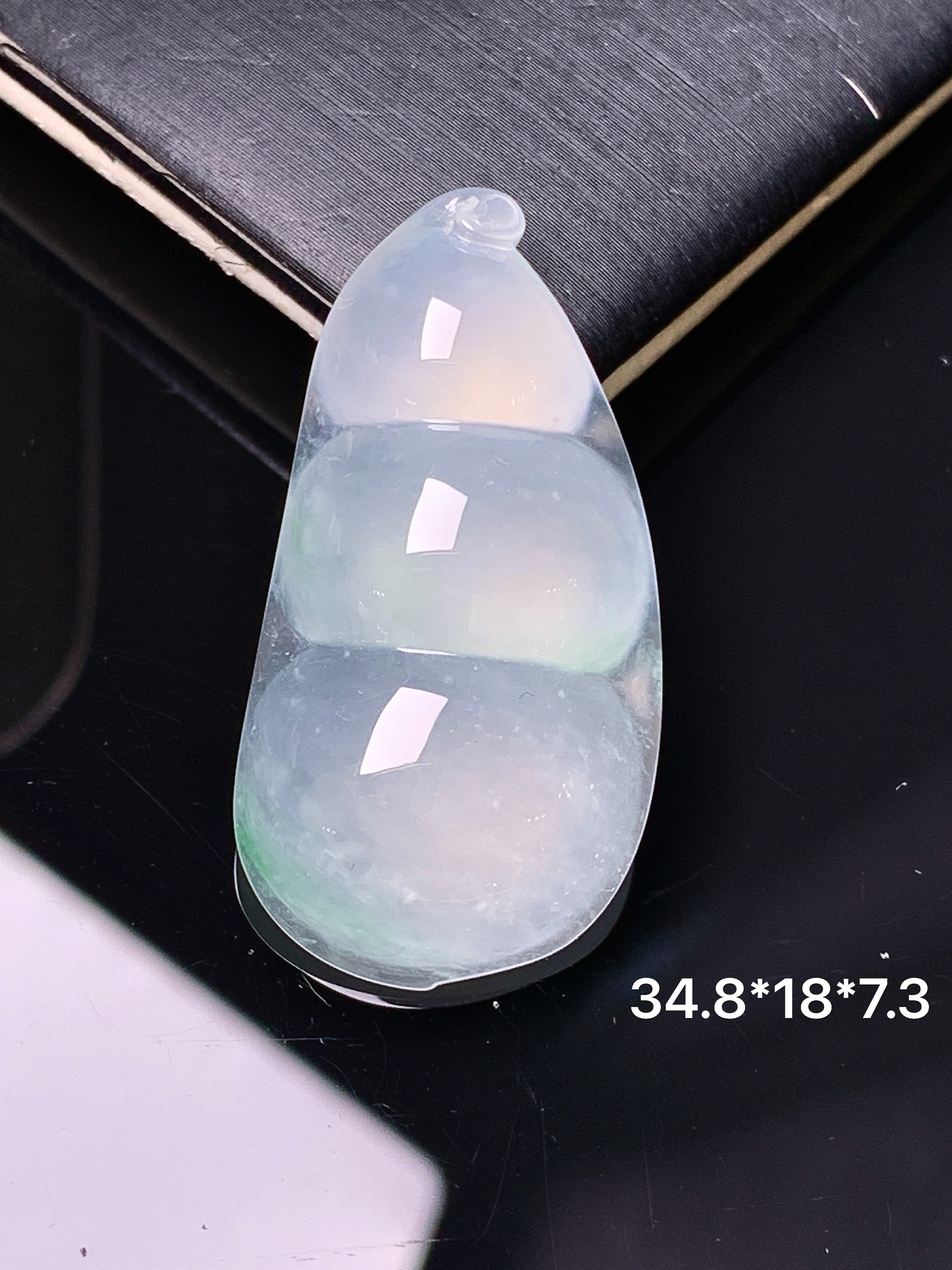 冰种四季豆吊坠 玉质细腻 色泽艳丽清新 水润亮眼 整体尺寸34.8*18*7.3 d3