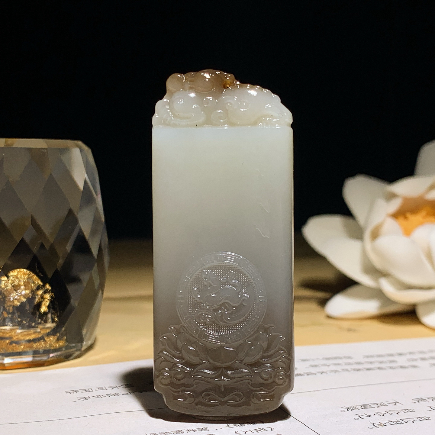 新疆和田玉白玉且末糖虎虎生威老虎挂件 尺寸59/24/10重31克。玉质细腻油润。手推出油。佩戴高端典雅。lt260921