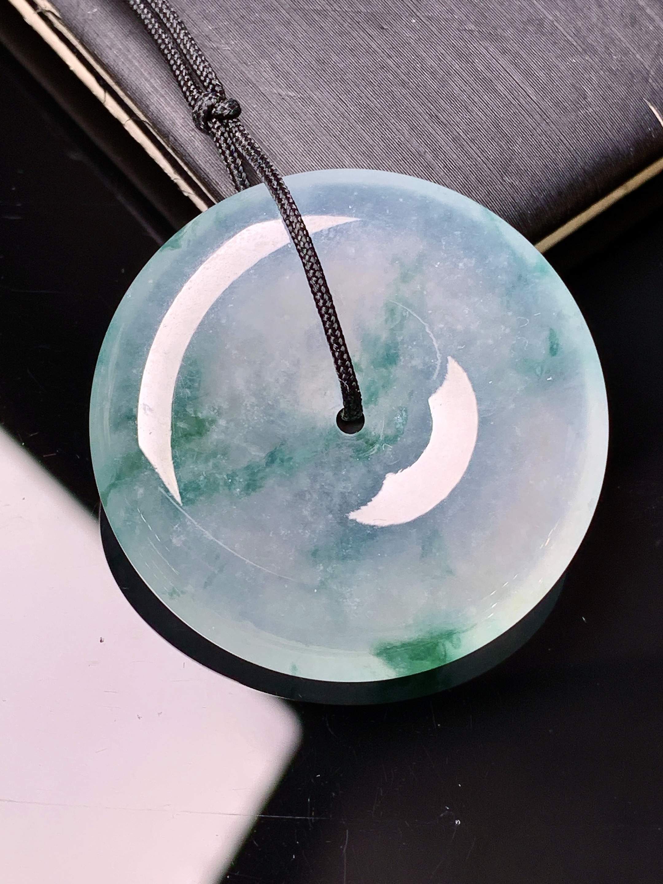 飘绿平安扣吊坠 玉质细腻 色泽艳丽清新 水润亮眼 整体尺寸30.3*6 j3
