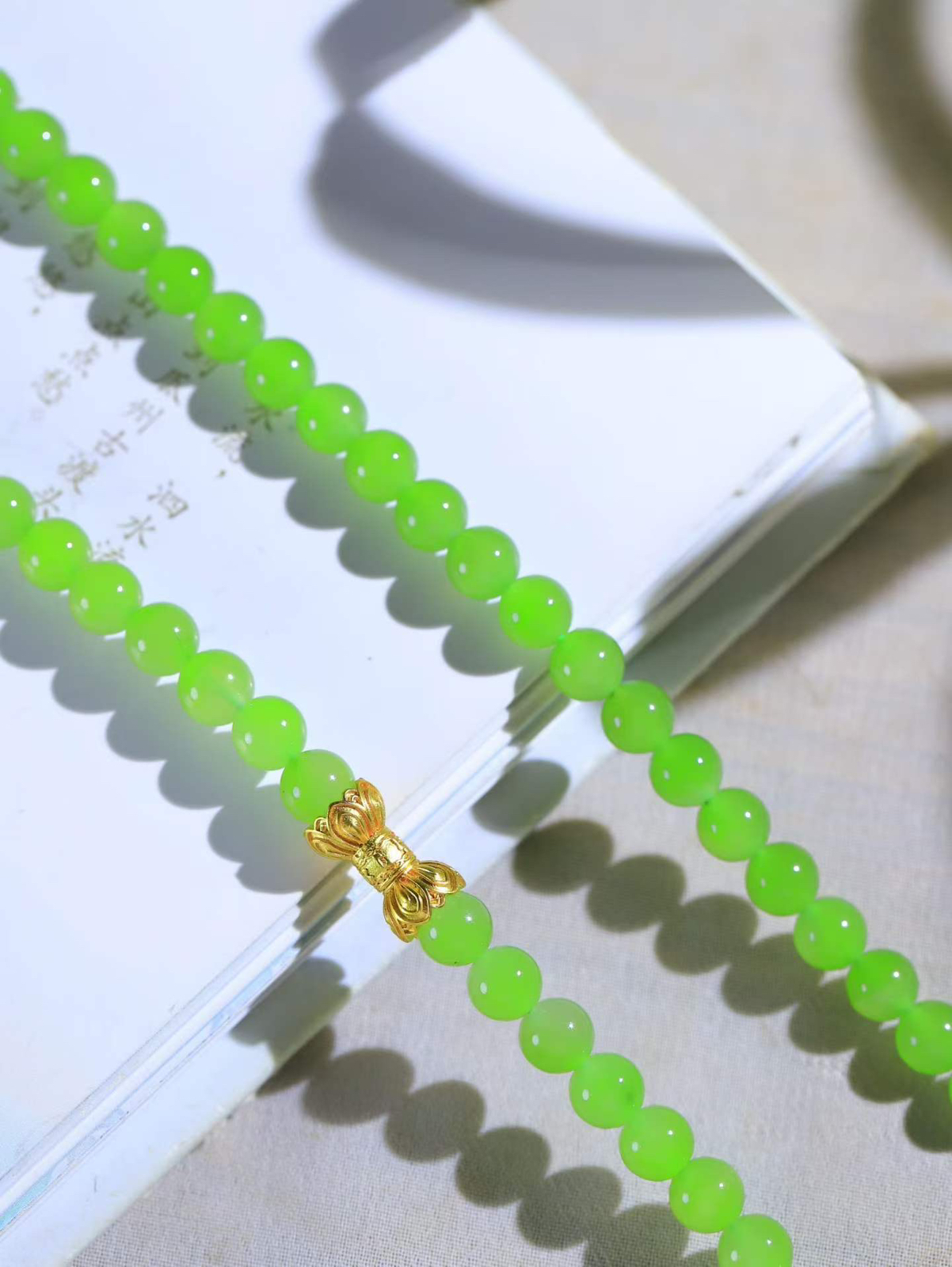 【珠圆玉润.项链】

精品️和田玉碧玉珠圆玉润项链 玉质细腻油润 饱满光滑 质朴无华，悠远简单，人心境界远，百世修炼深，心灵常驻善意持，觉悟人生百世修 重36.91克 尺寸取一5.9mm   75701400A
​