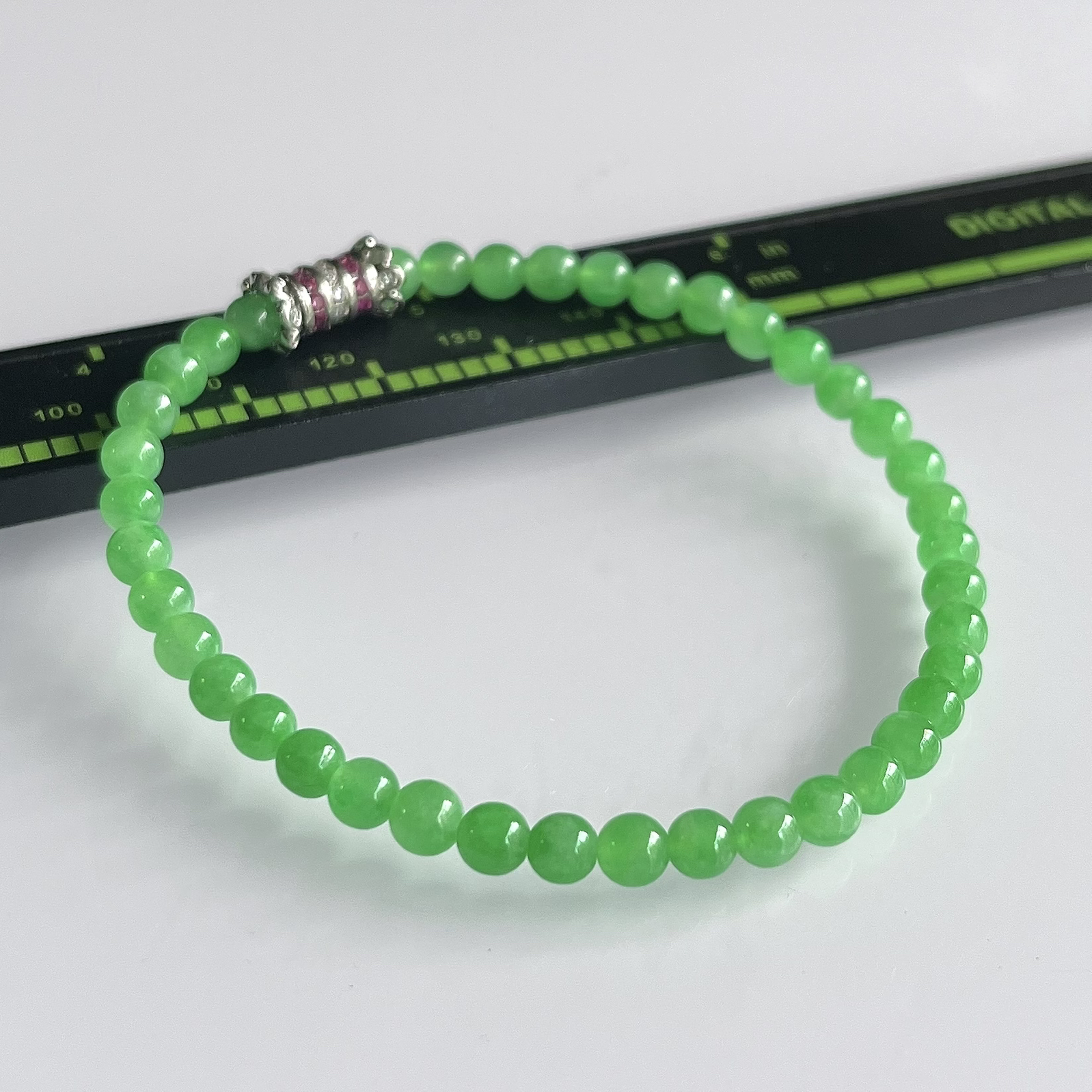 缅甸天然翡翠A货，卡4.2冰种满绿甜阳绿圆珠手串手链，尺寸：4.2mm/40颗，重量：6.49g，长度172mm，自然光拍摄