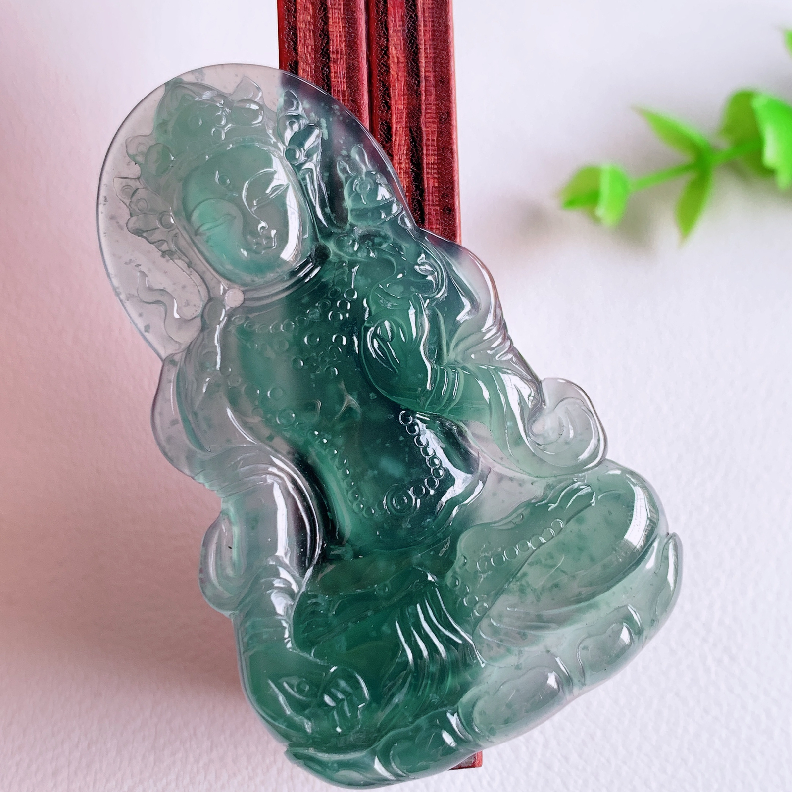 蓝冰精雕观音吊坠，法相端庄大气，工艺精湛，种色浓郁，细腻饱满冰润，种老水足，收藏佳品，佩戴大气  W03.20  尺寸：57-34.3-4.7mm