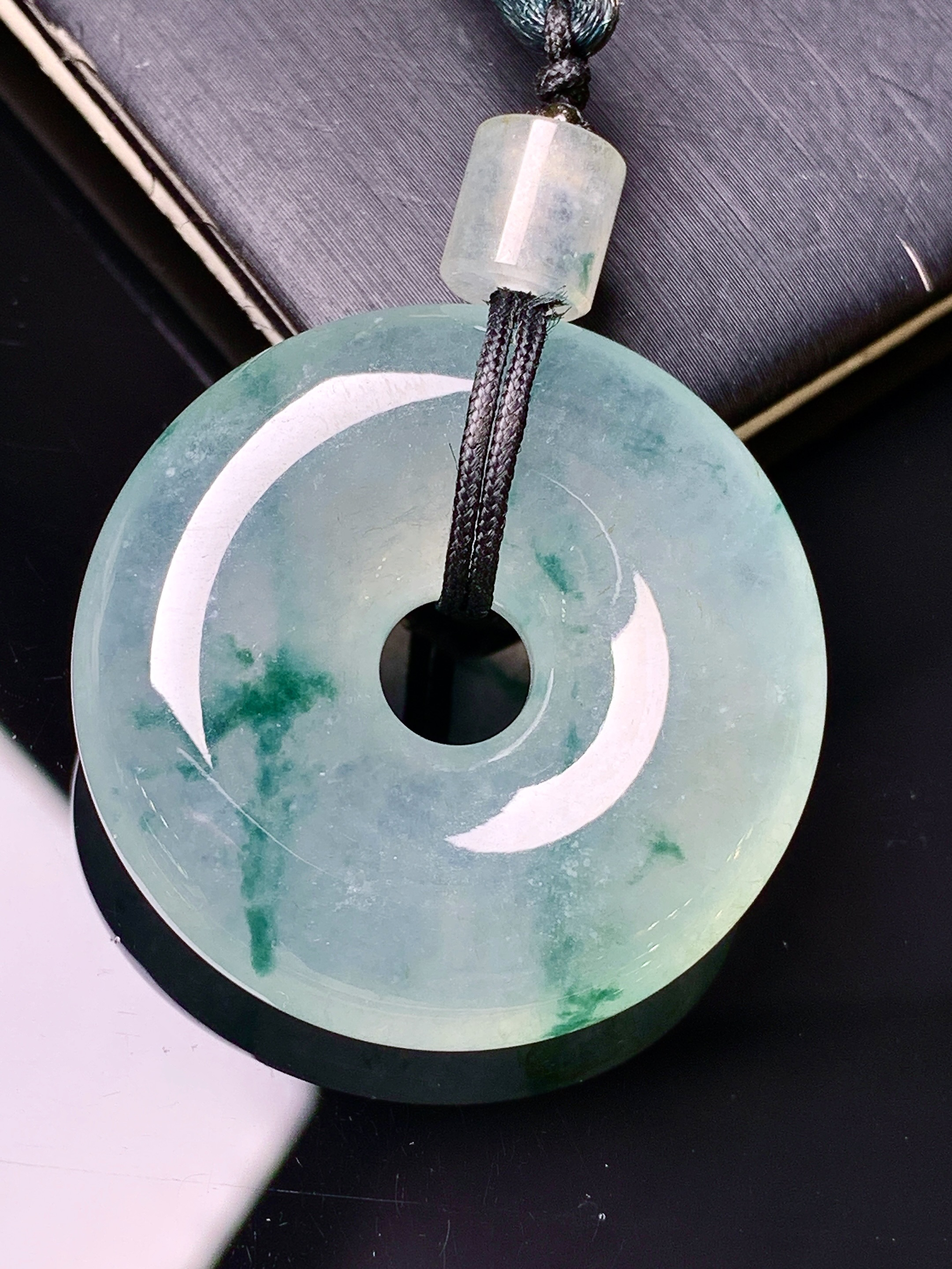 飘绿平安环吊坠 玉质细腻 色泽艳丽清新 水润亮眼 整体尺寸31.3*7.8 j3