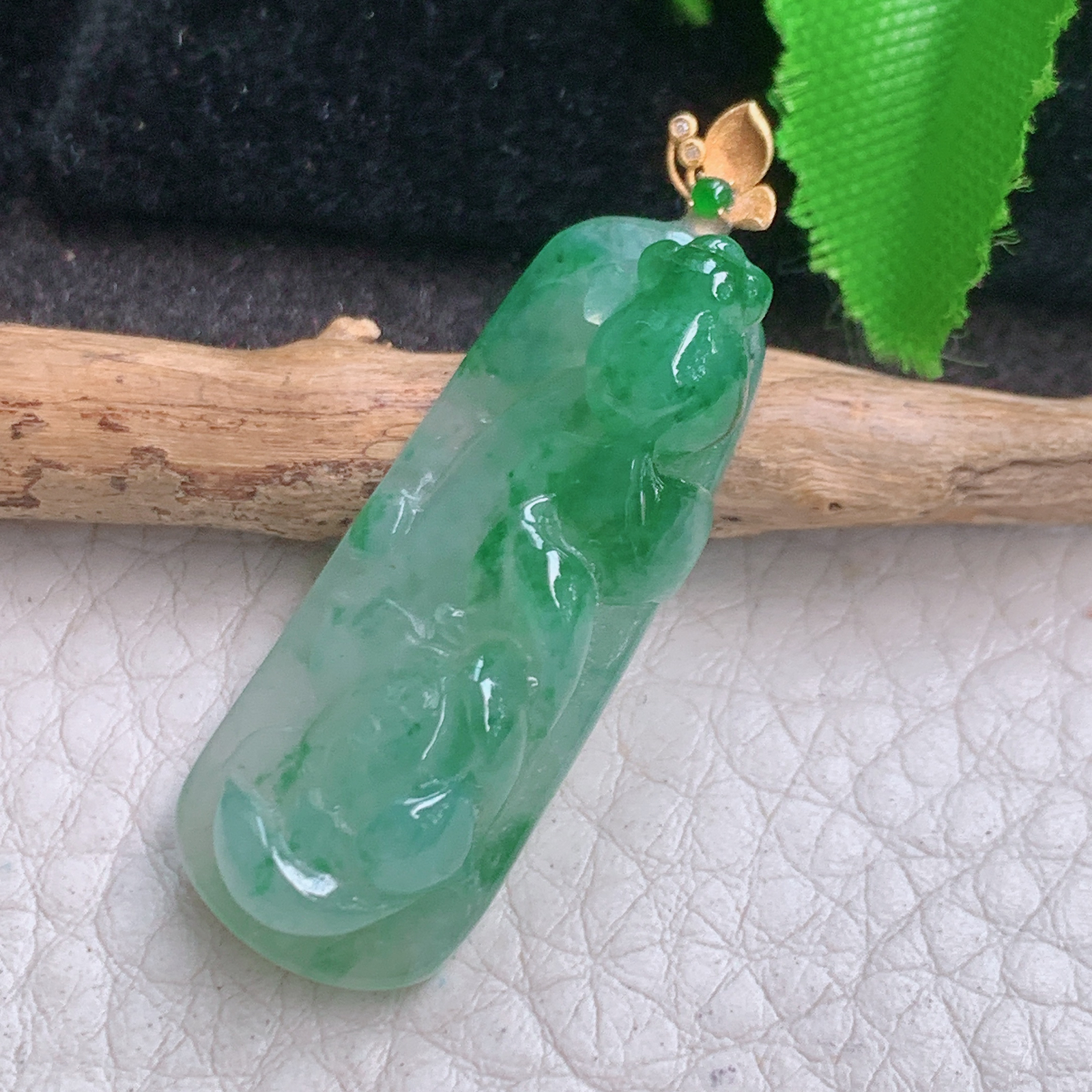 x54实拍33.2*13*9缅甸翡翠精雕高品质冰胶飘绿莲年有余玉吊坠